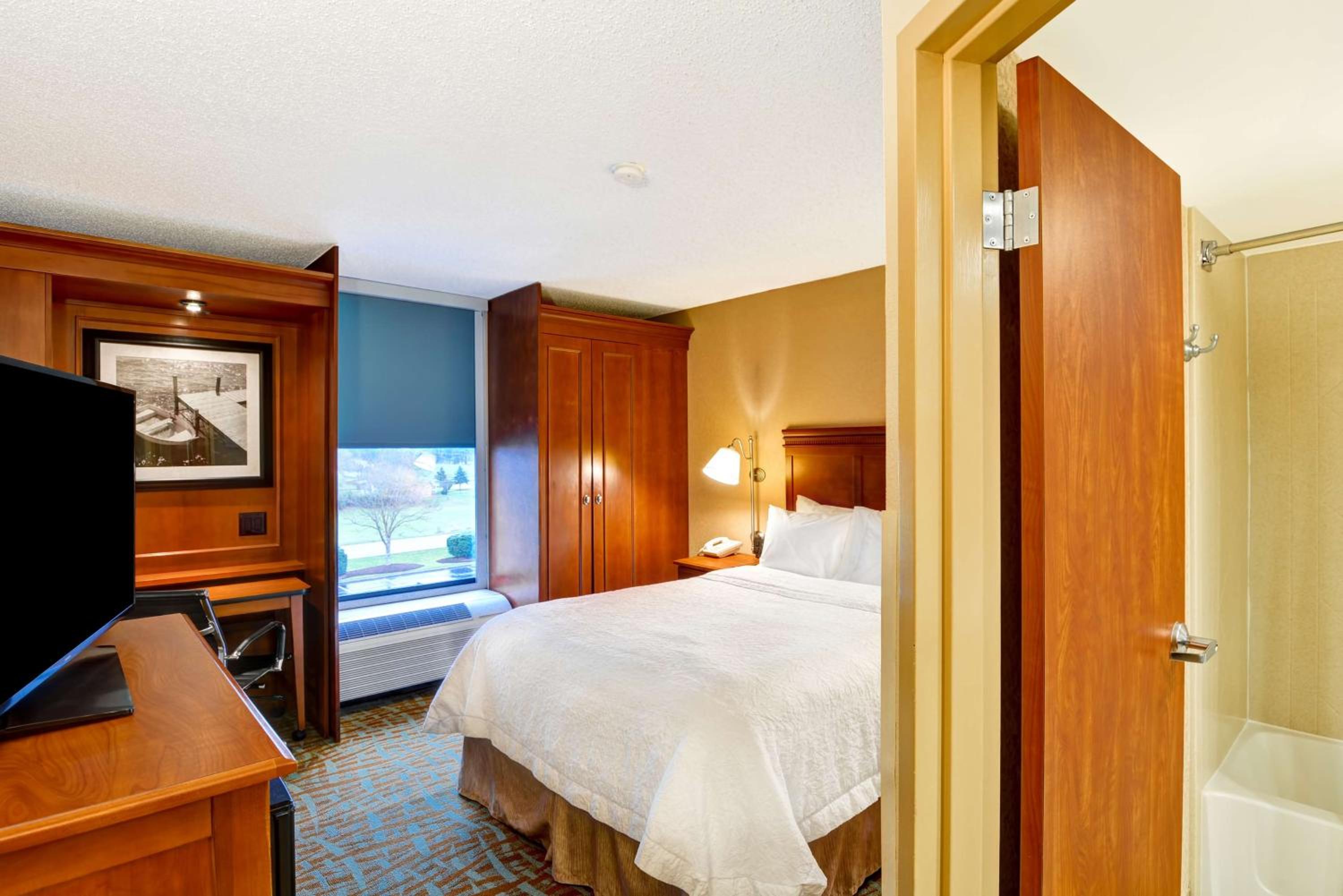 Queen Room - Non-Smoking - Photo 1