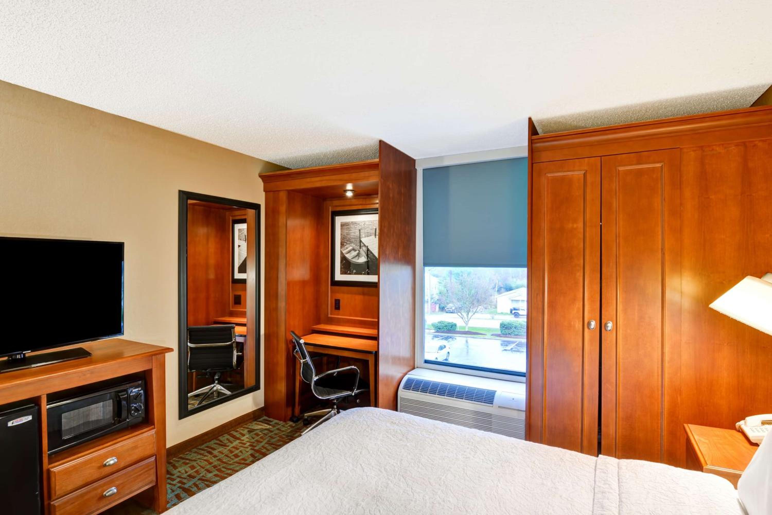 Queen Room - Non-Smoking - Photo 3