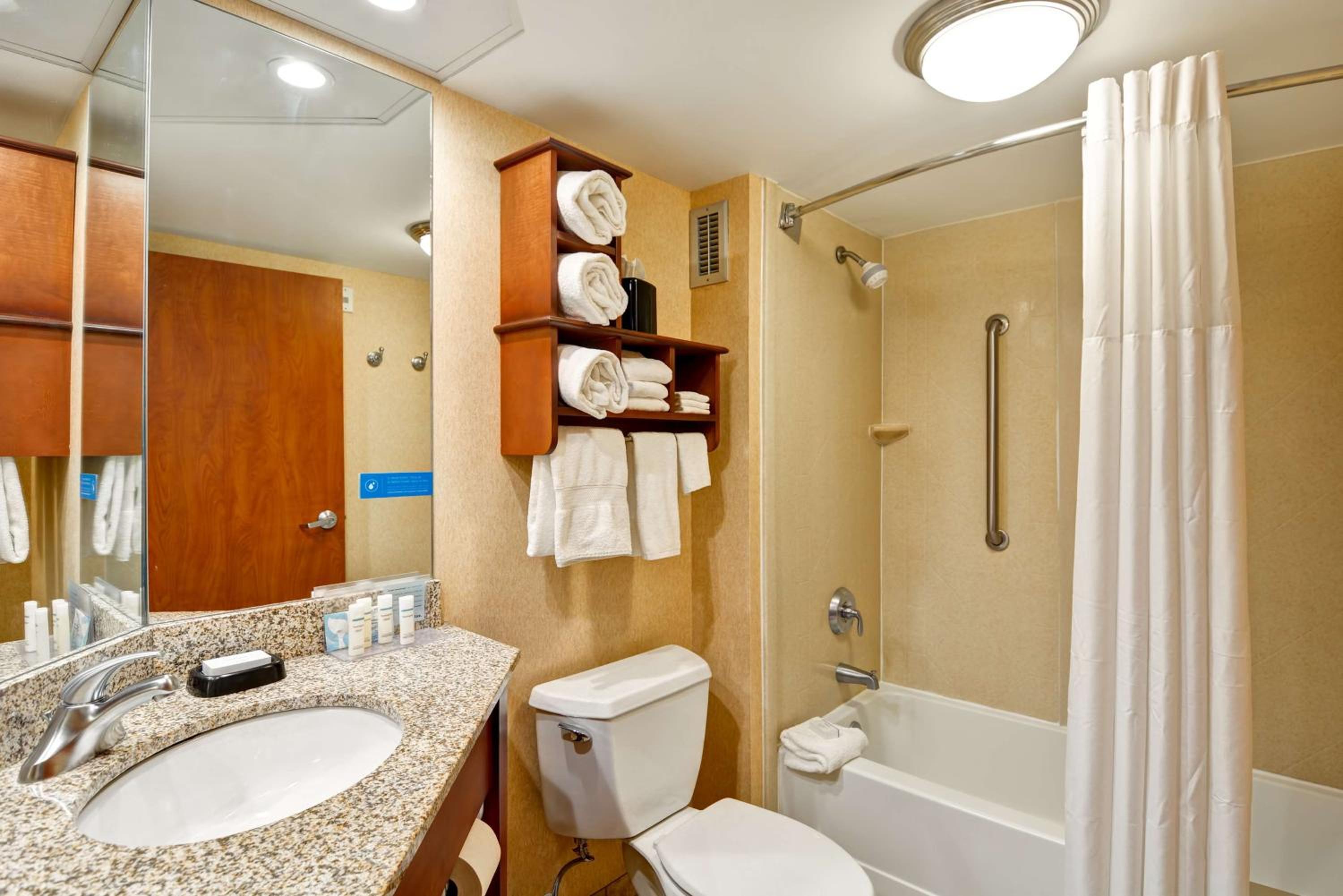 King Room with King Bed - Non-Smoking - Photo 4