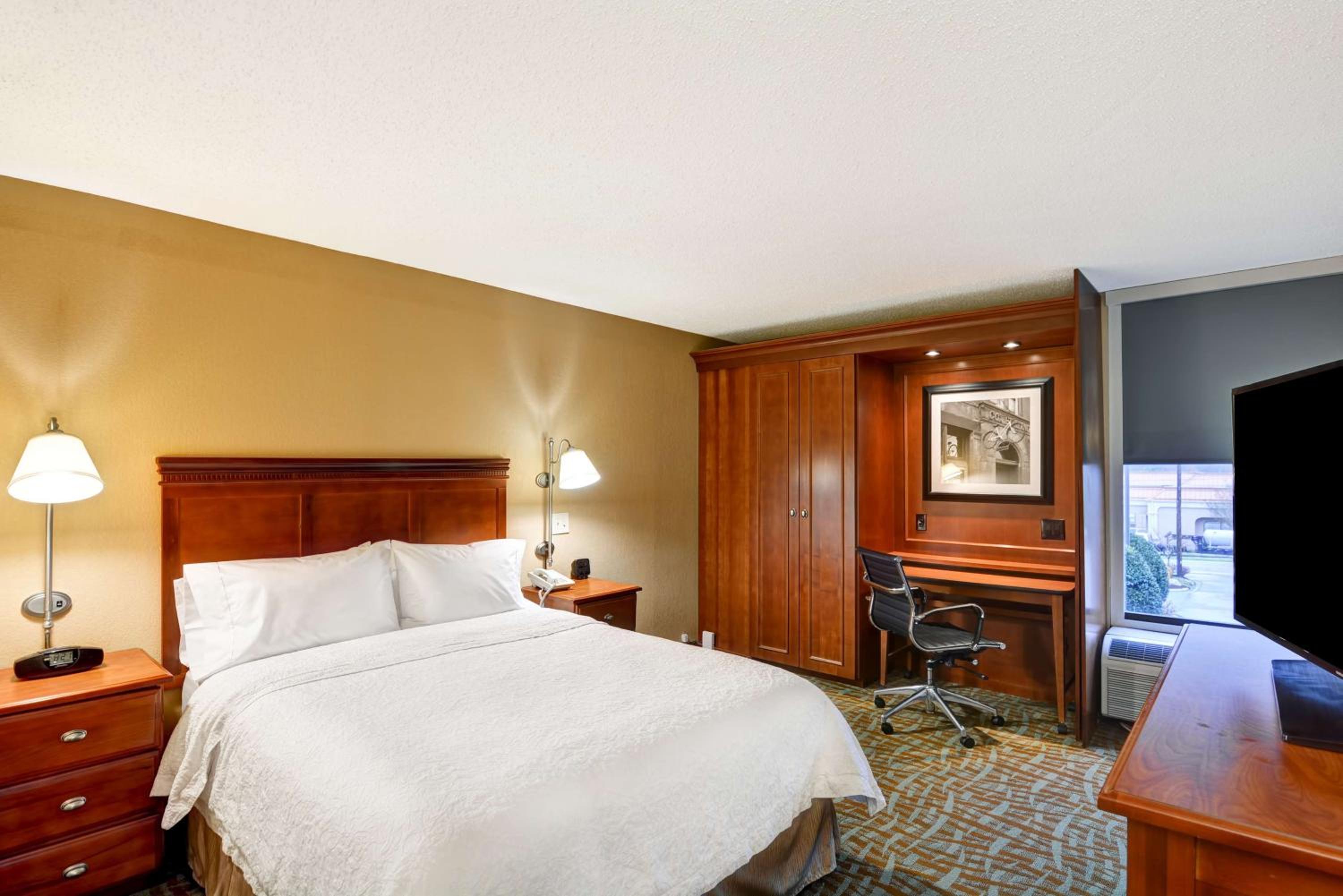 Queen Room with Mobility Access/Non-Smoking - Photo 1