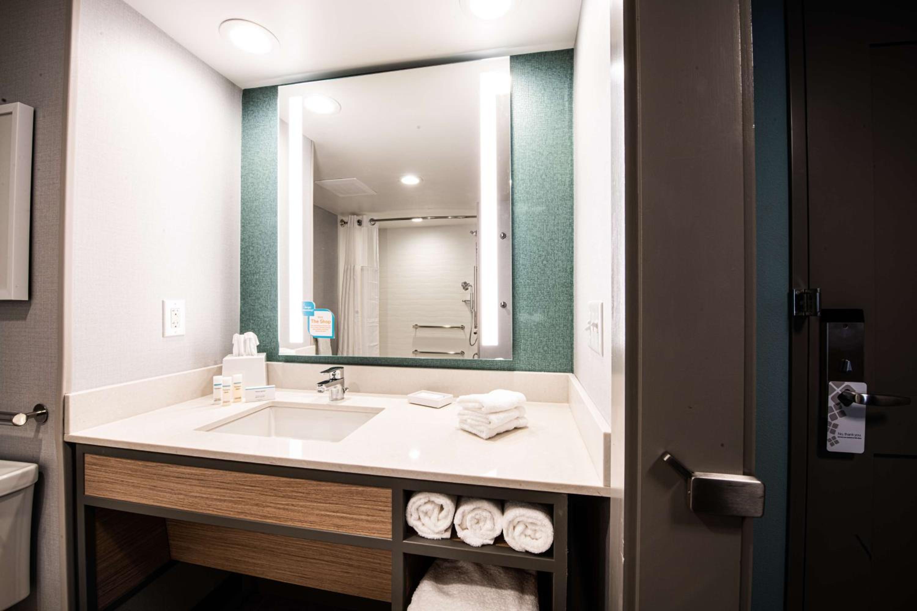 King Room with Mobility Accessible Tub - Photo 5