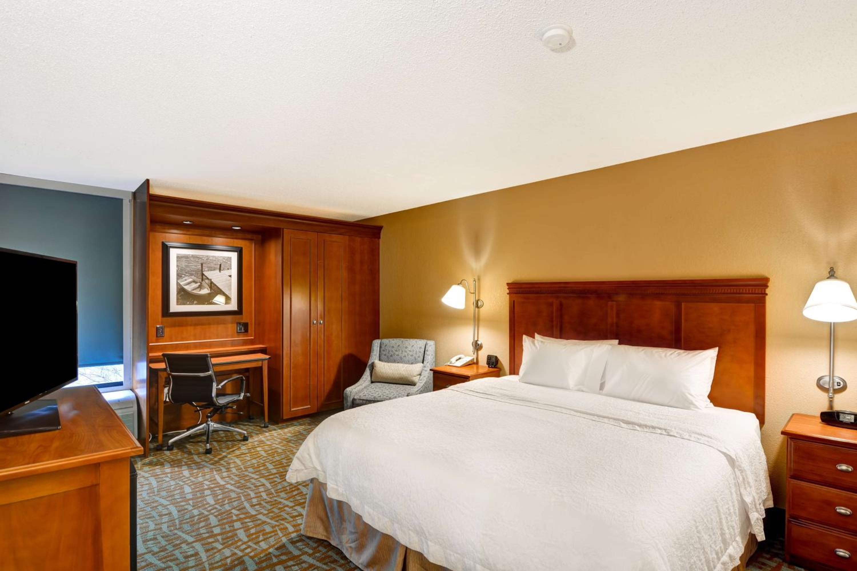 King Room with King Bed - Non-Smoking - Photo 3