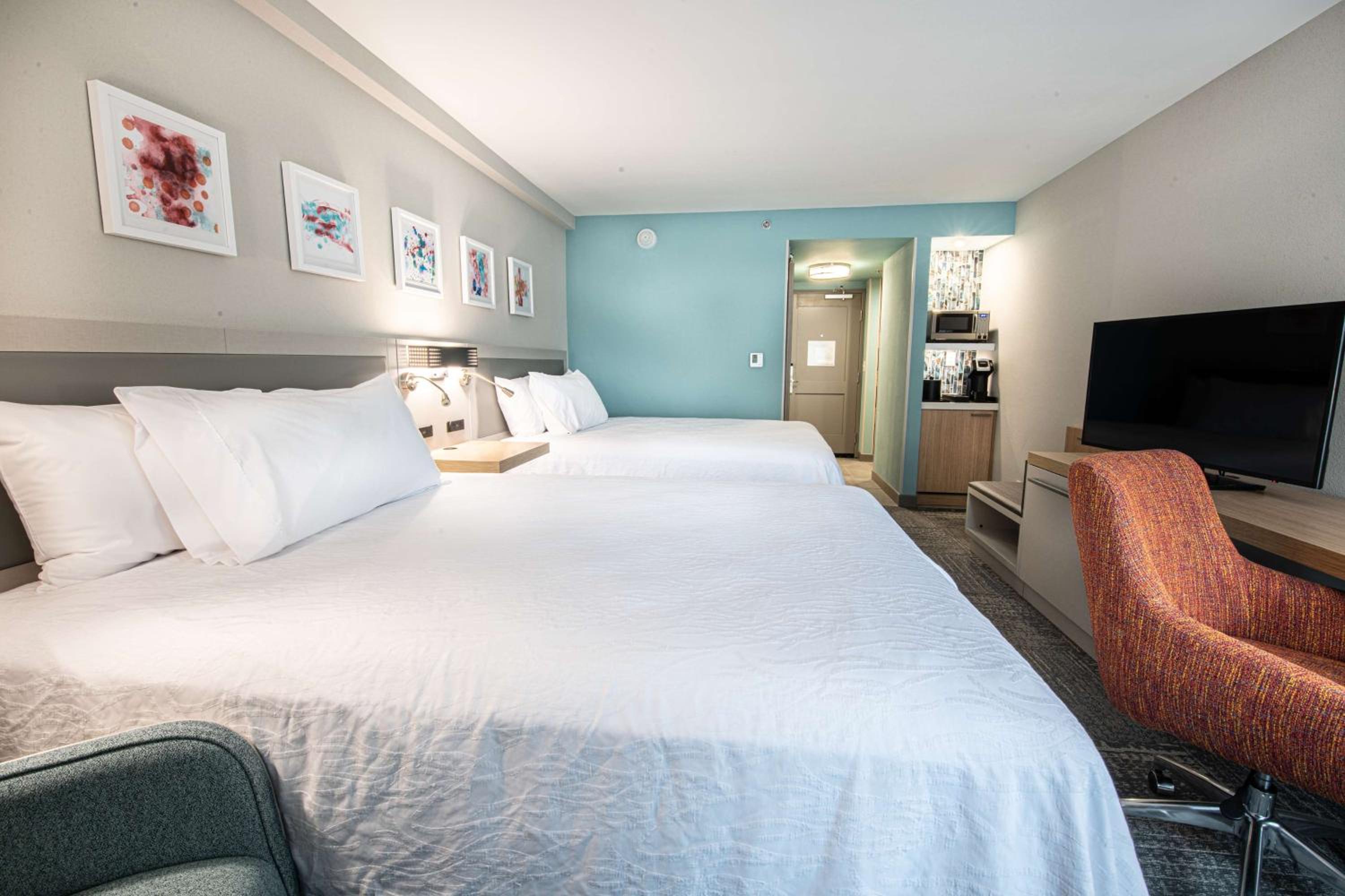Queen Room with Two Queen Beds - Photo 2