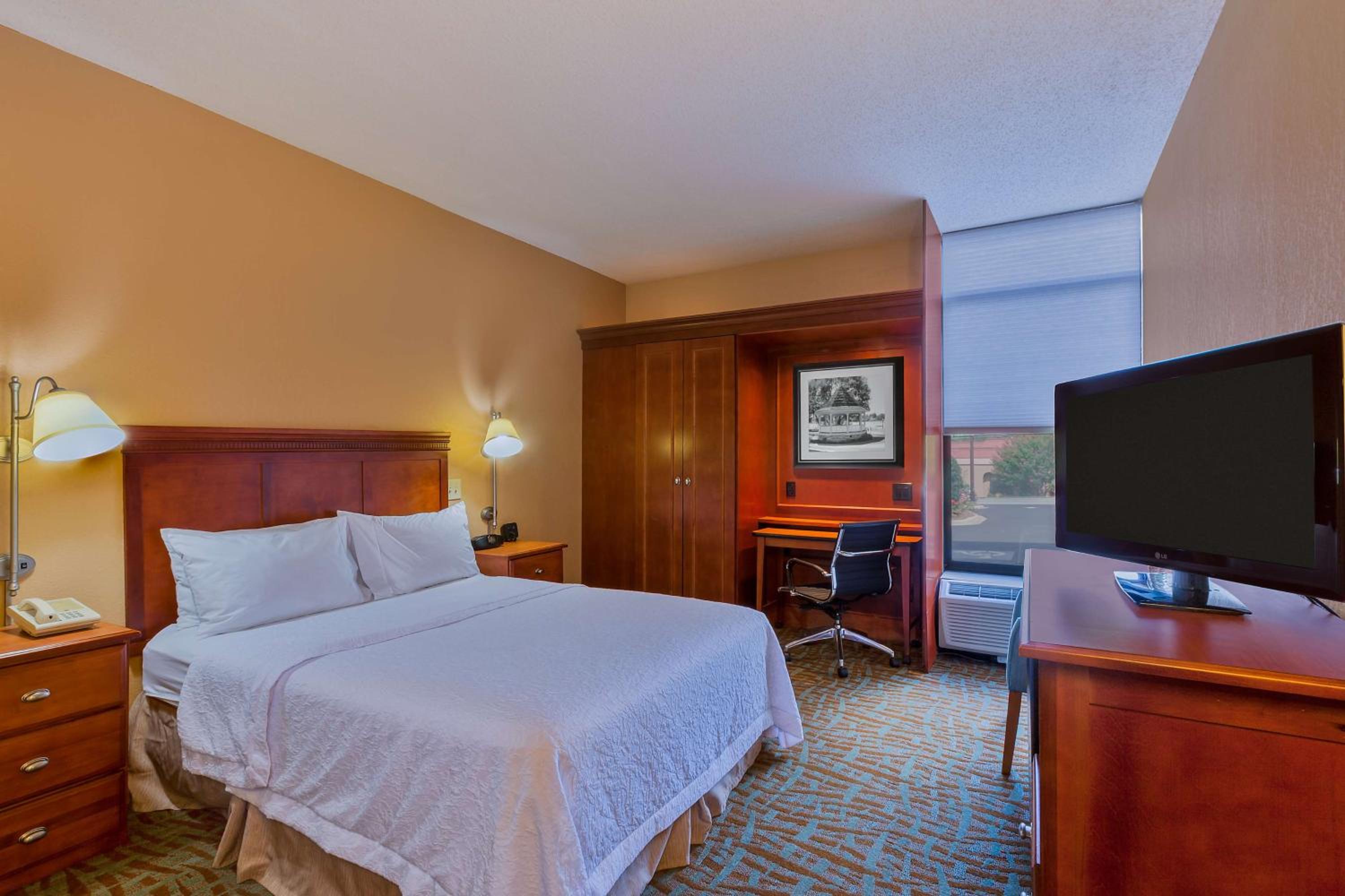 Queen Room with Mobility Access/Non-Smoking - Photo 4