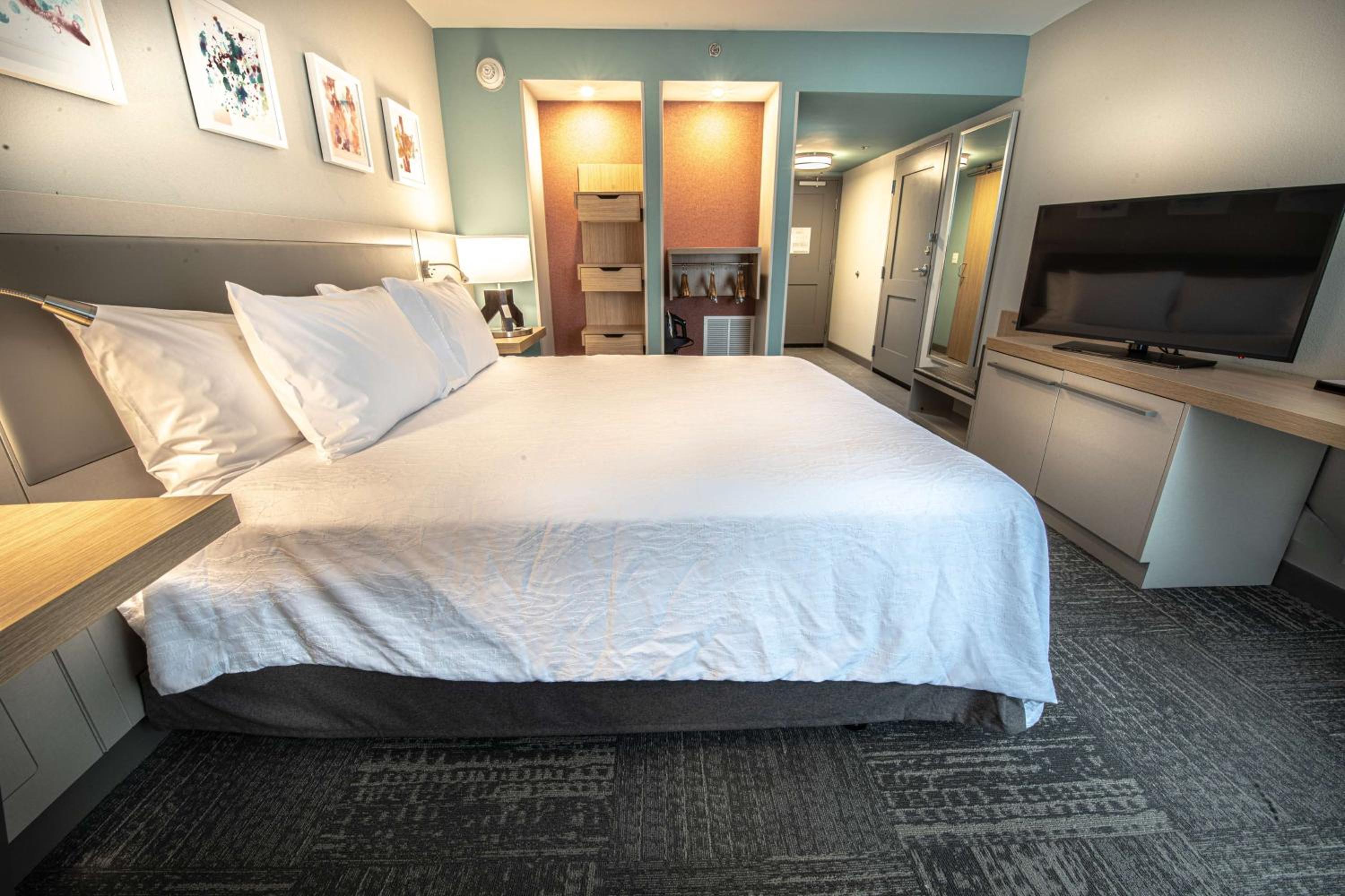 King Room with Mobility Accessible Tub - Photo 4