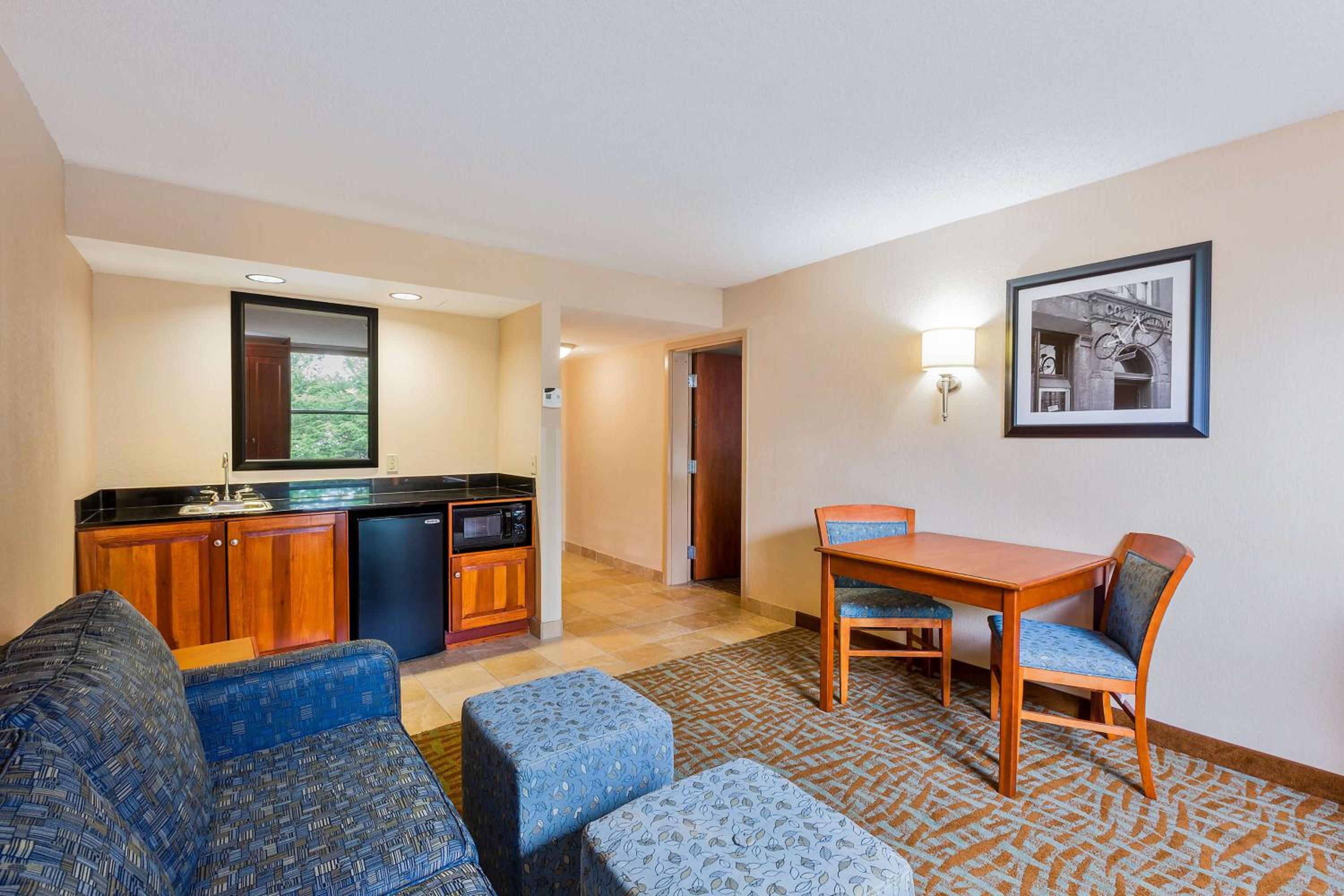 King Suite - Non-Smoking - Photo 6