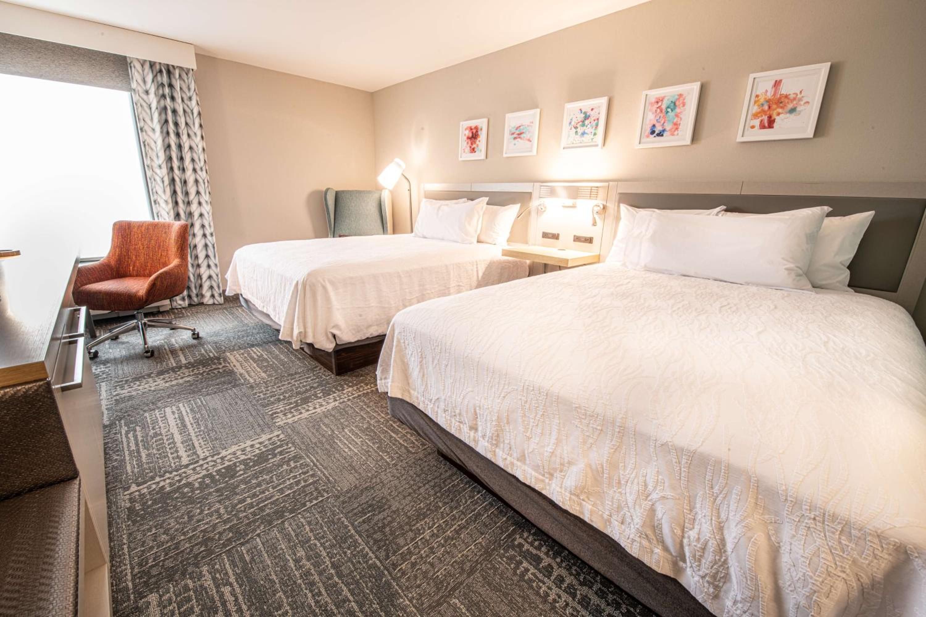 Queen Room with Two Queen Beds - Photo 4