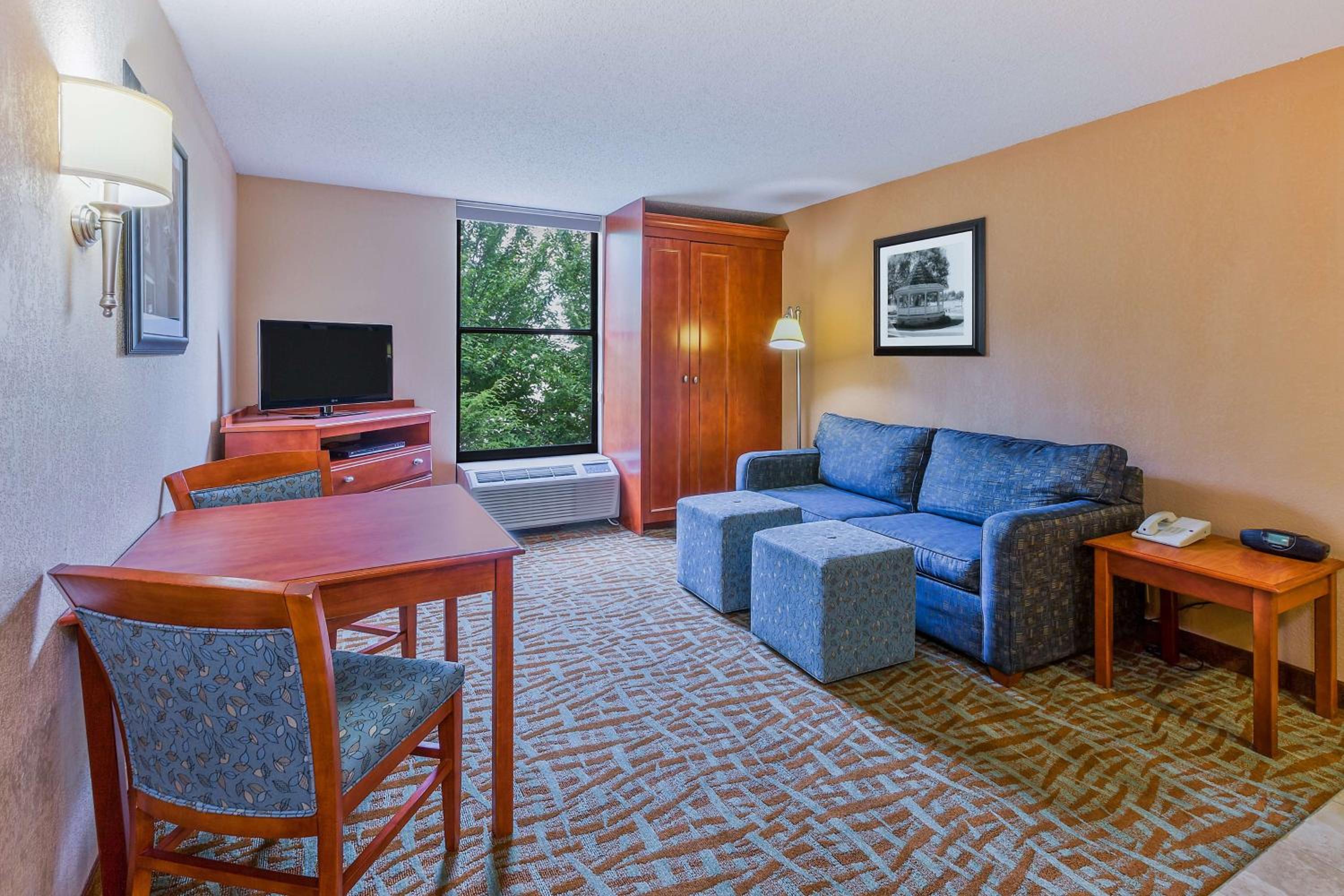 King Suite - Non-Smoking - Photo 2