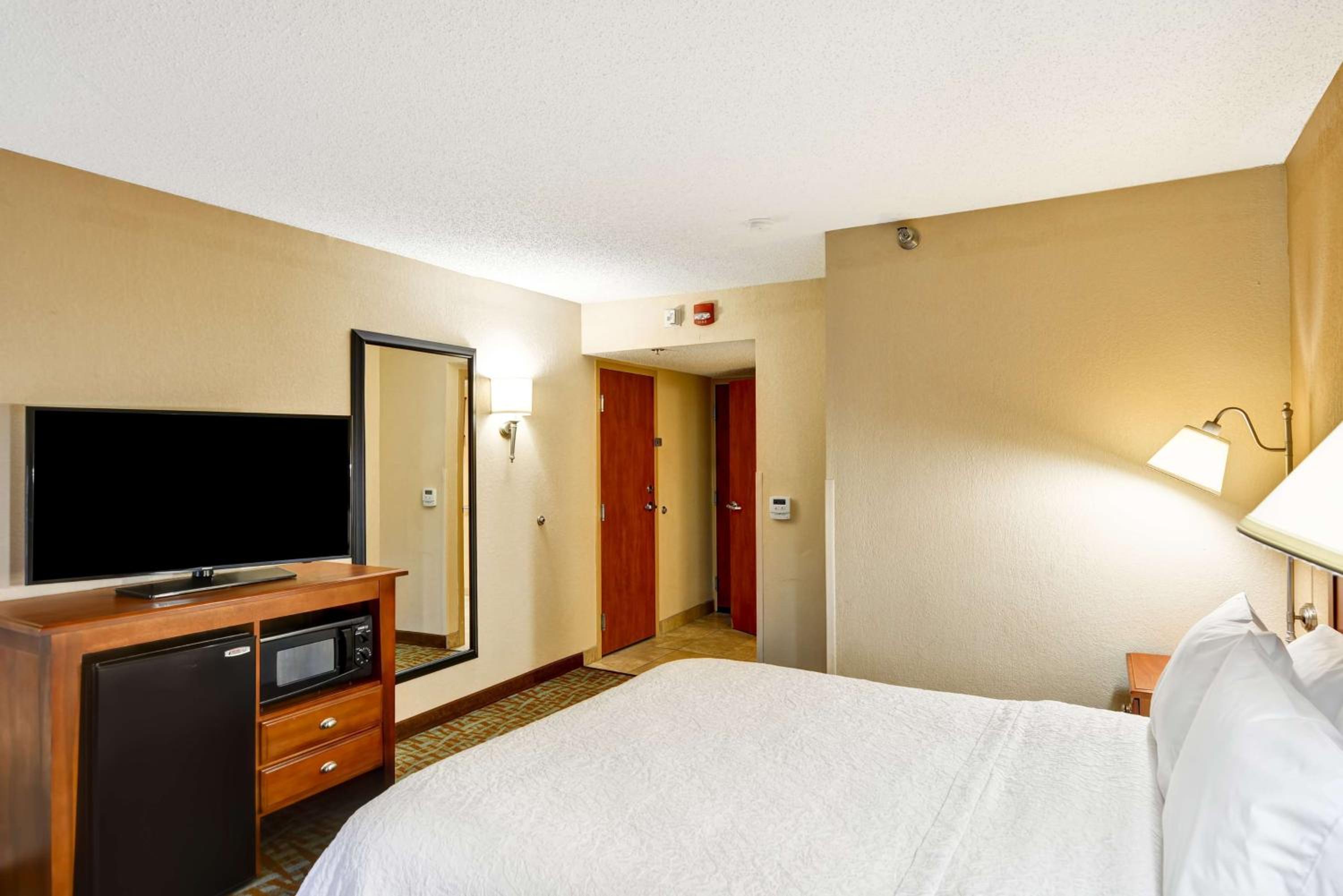 Queen Room with Mobility Access/Non-Smoking - Photo 2