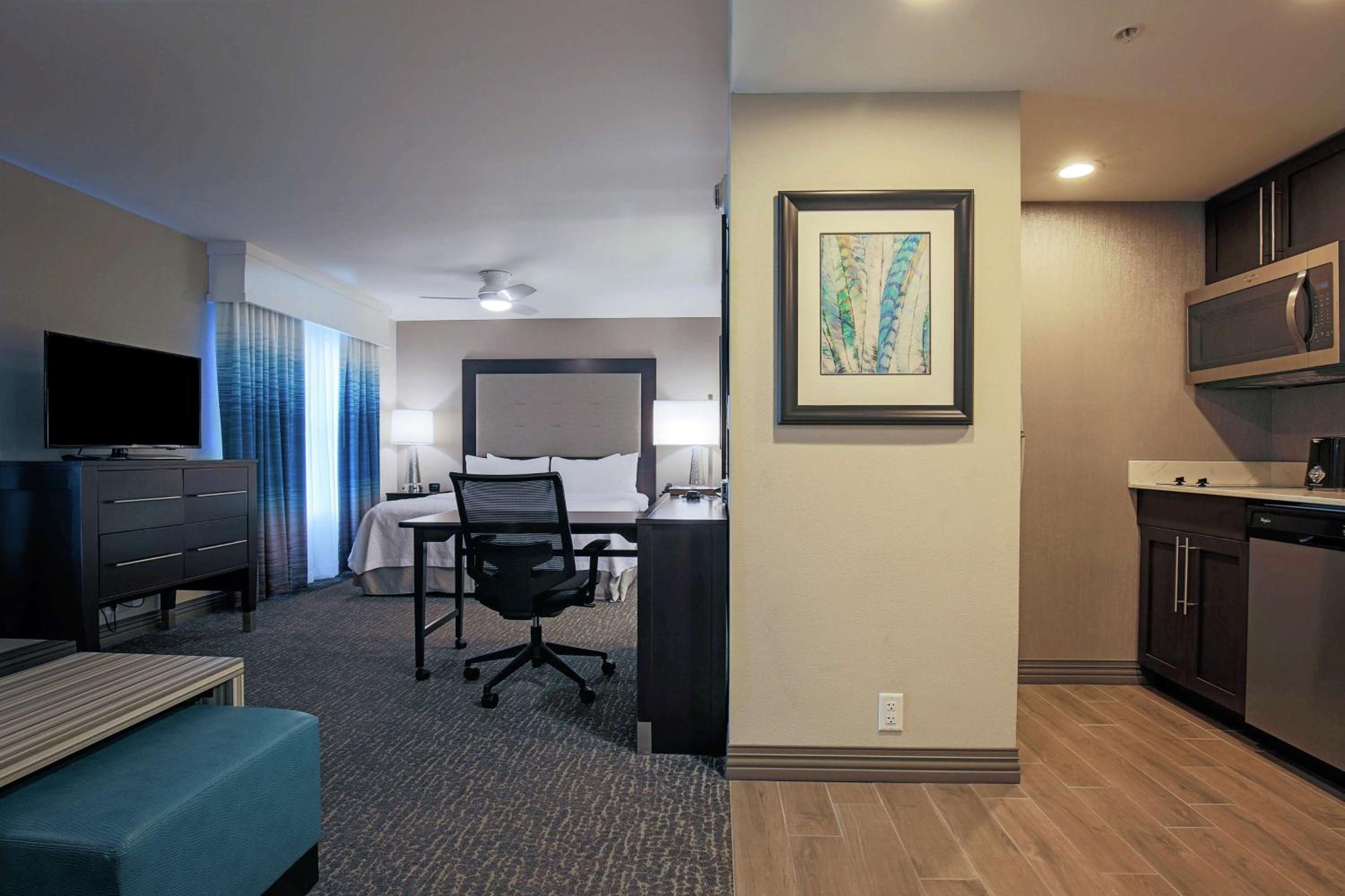 King Studio Suite with Shower - Non-Smoking - Photo 4