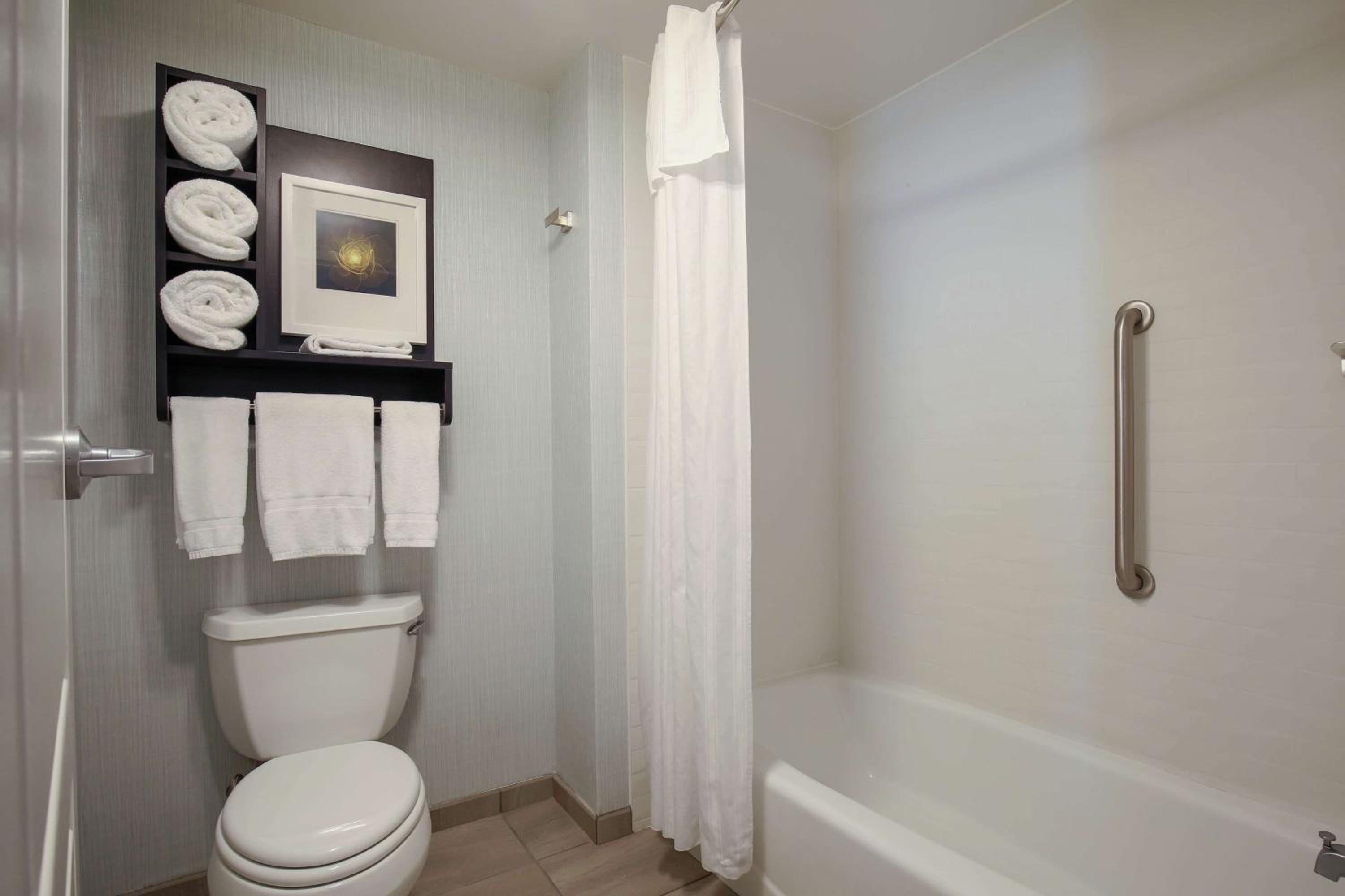 One-Bedroom Queen Suite with Two Queen Beds - Non-Smoking - Photo 5