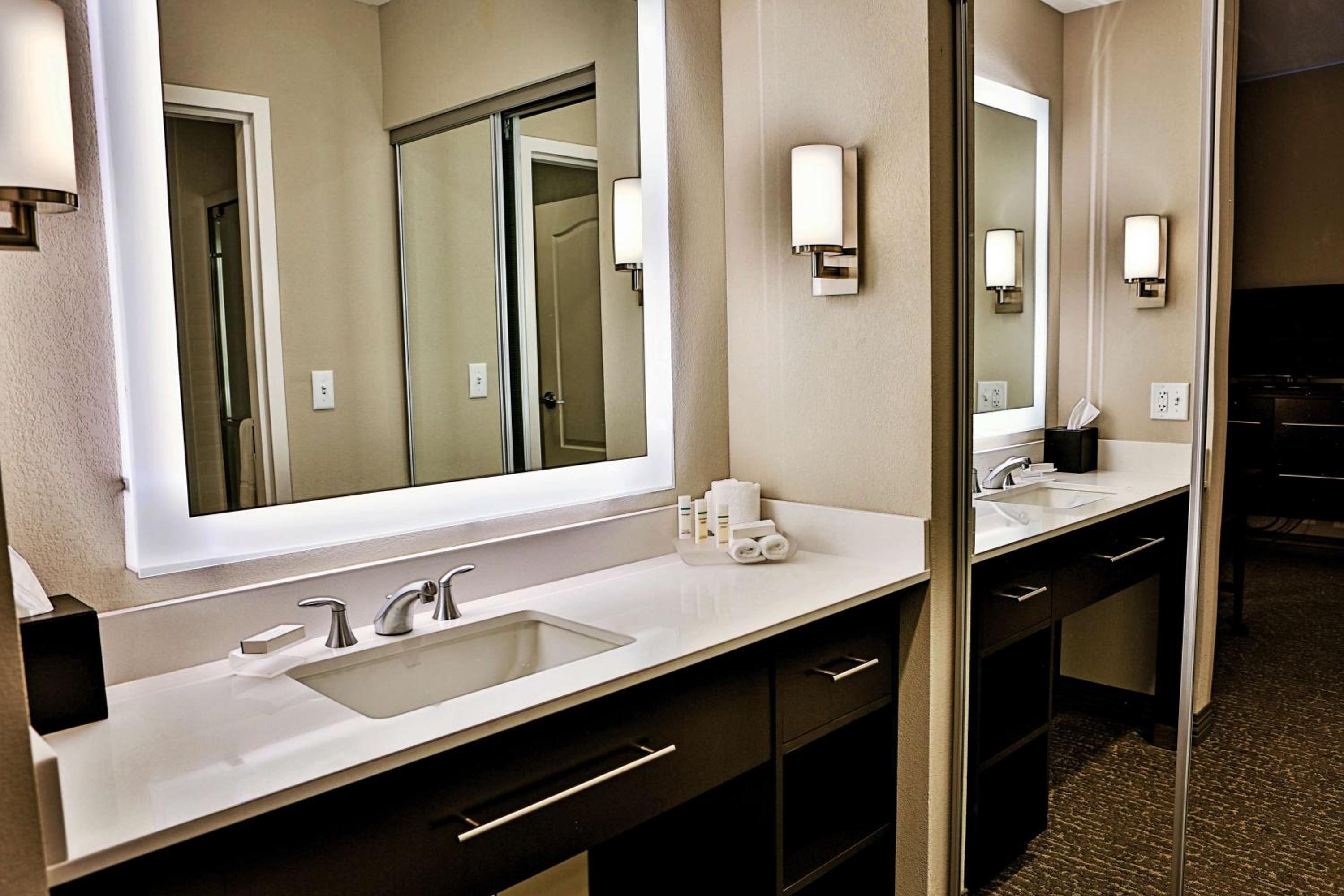 King Studio Suite with Shower - Non-Smoking - Photo 3