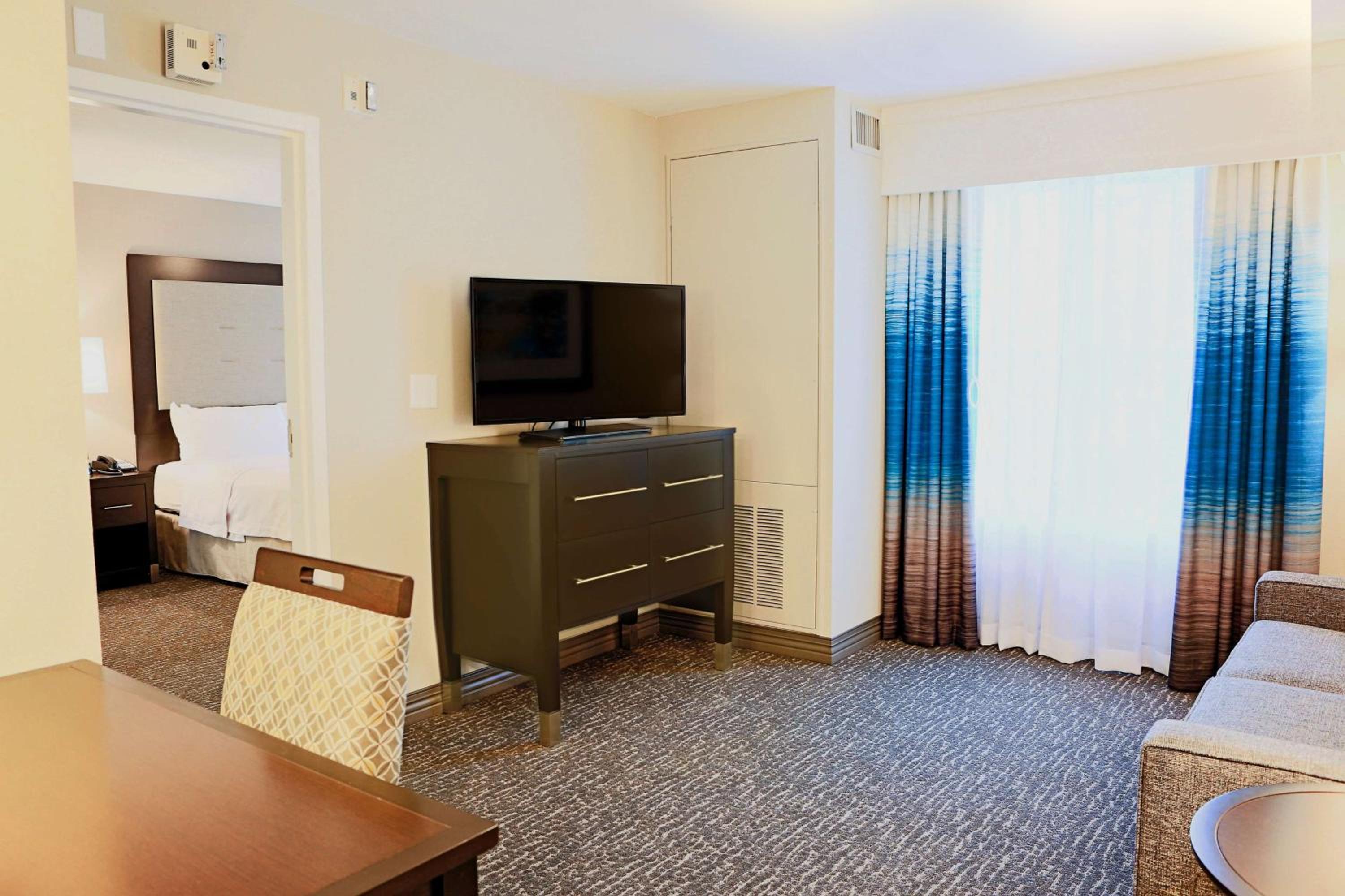 Queen Suite with Two Queen Beds - Mobility and Hearing Access/Non-Smoking - Photo 6