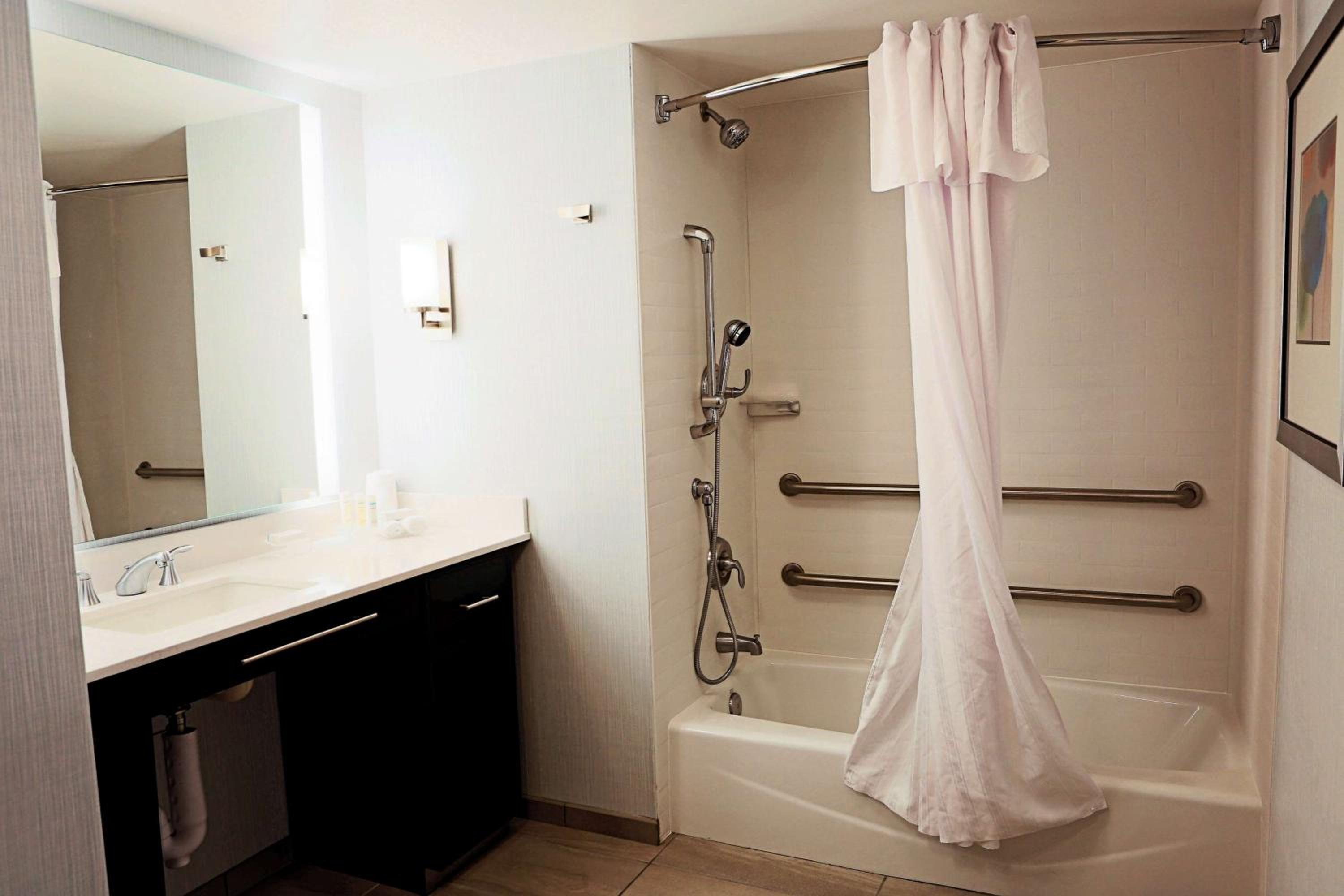 Queen Suite with Two Queen Beds - Mobility and Hearing Access/Non-Smoking - Photo 3
