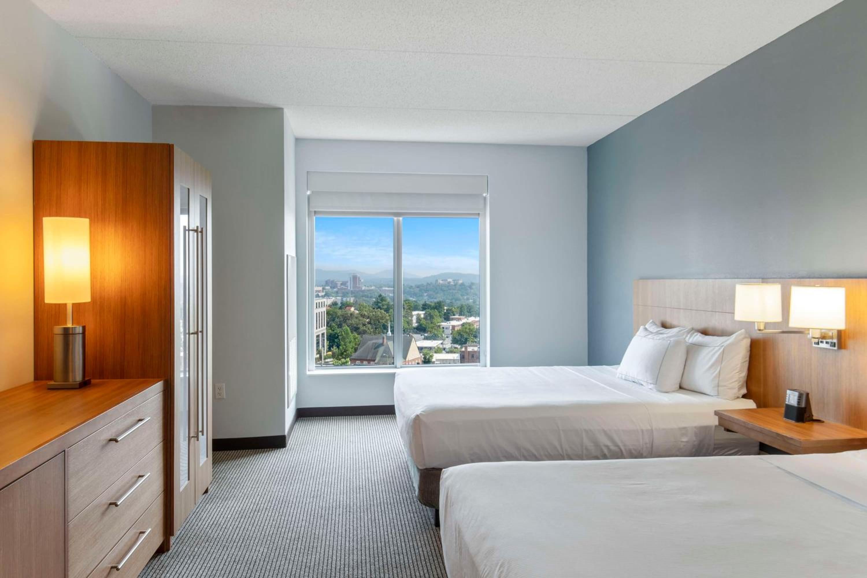 Queen Room with Two Queen Beds and Mountain View photo 2