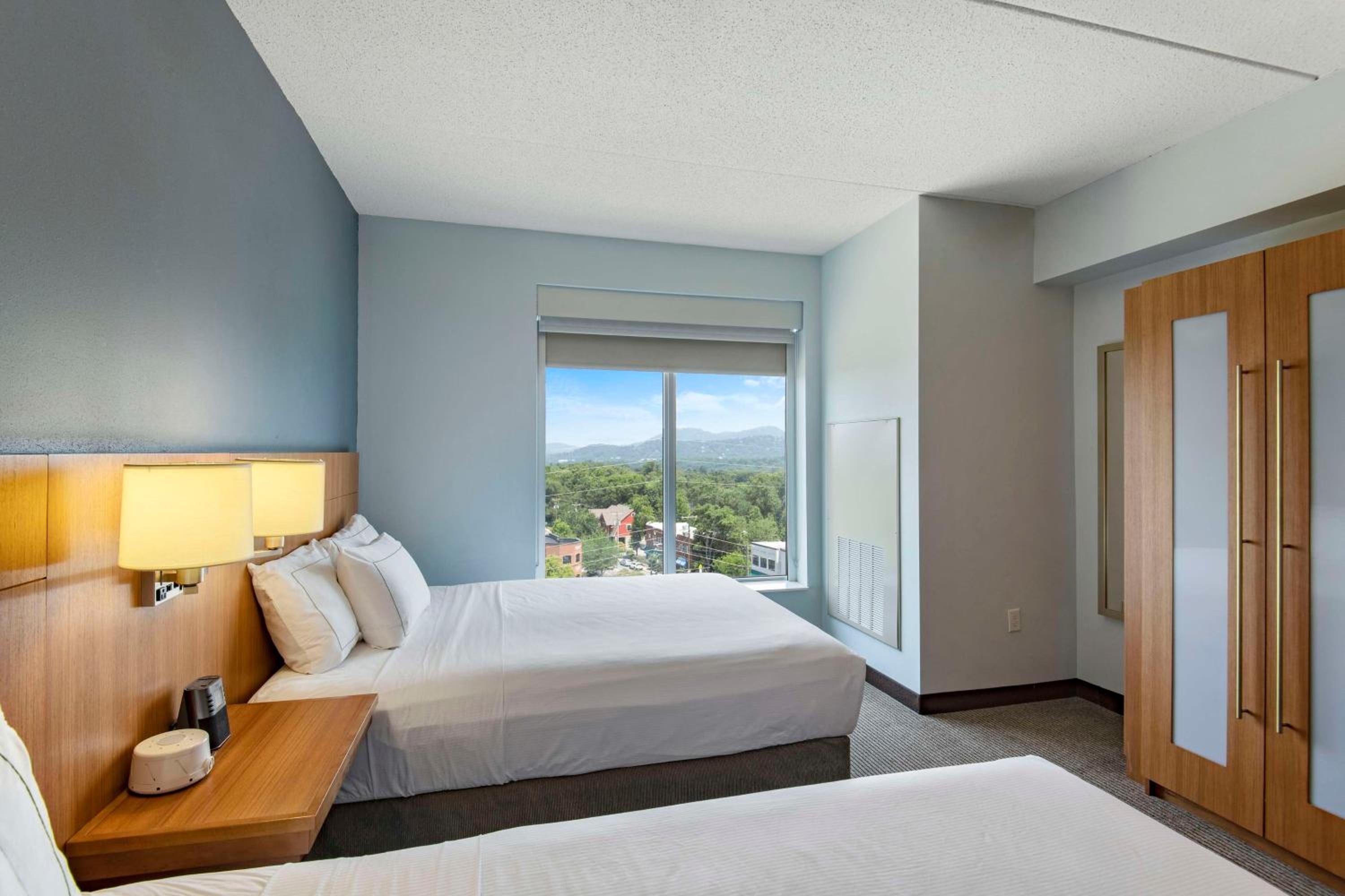 Queen Room with Two Queen Beds and Mountain View photo 1
