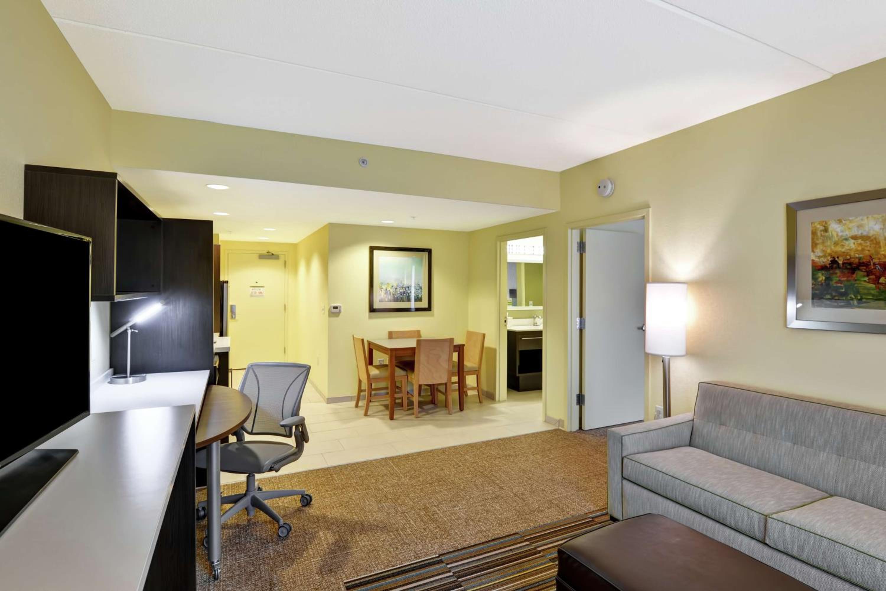 One-Bedroom Queen Suite with Mountain View - Non-Smoking photo 1