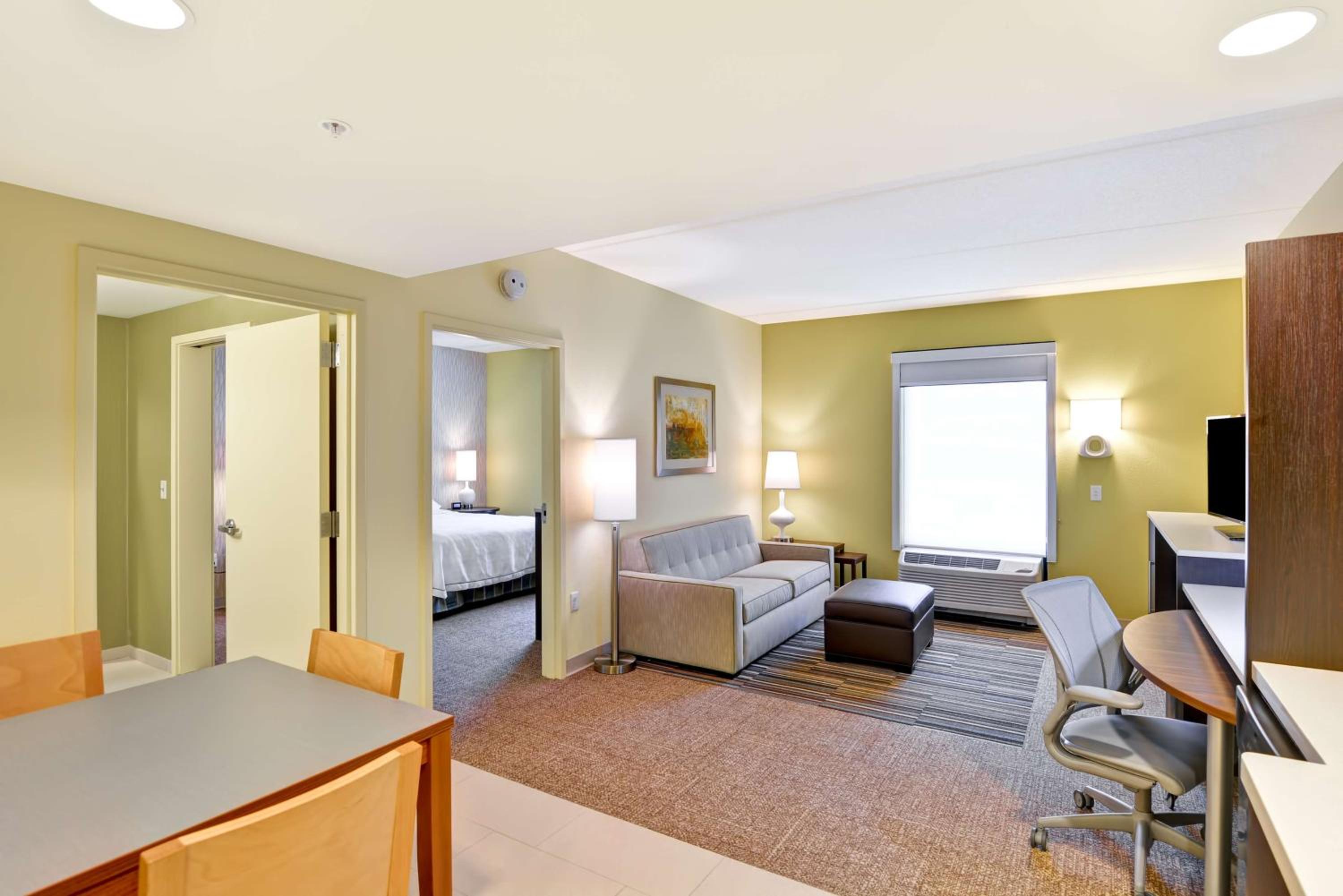 One-Bedroom Queen Suite with Mountain View - Non-Smoking photo 2