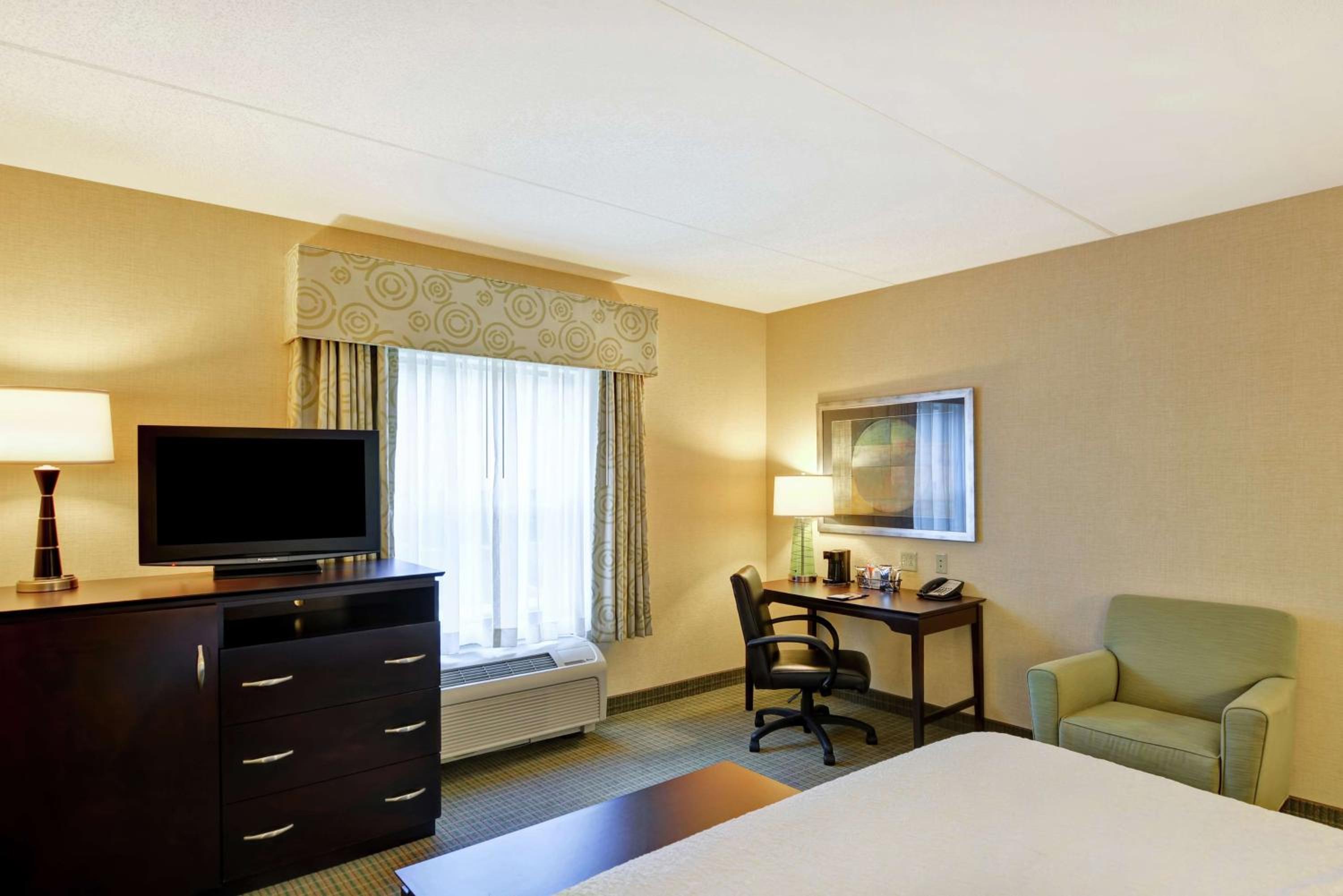 King Room - Non-Smoking - Photo 2