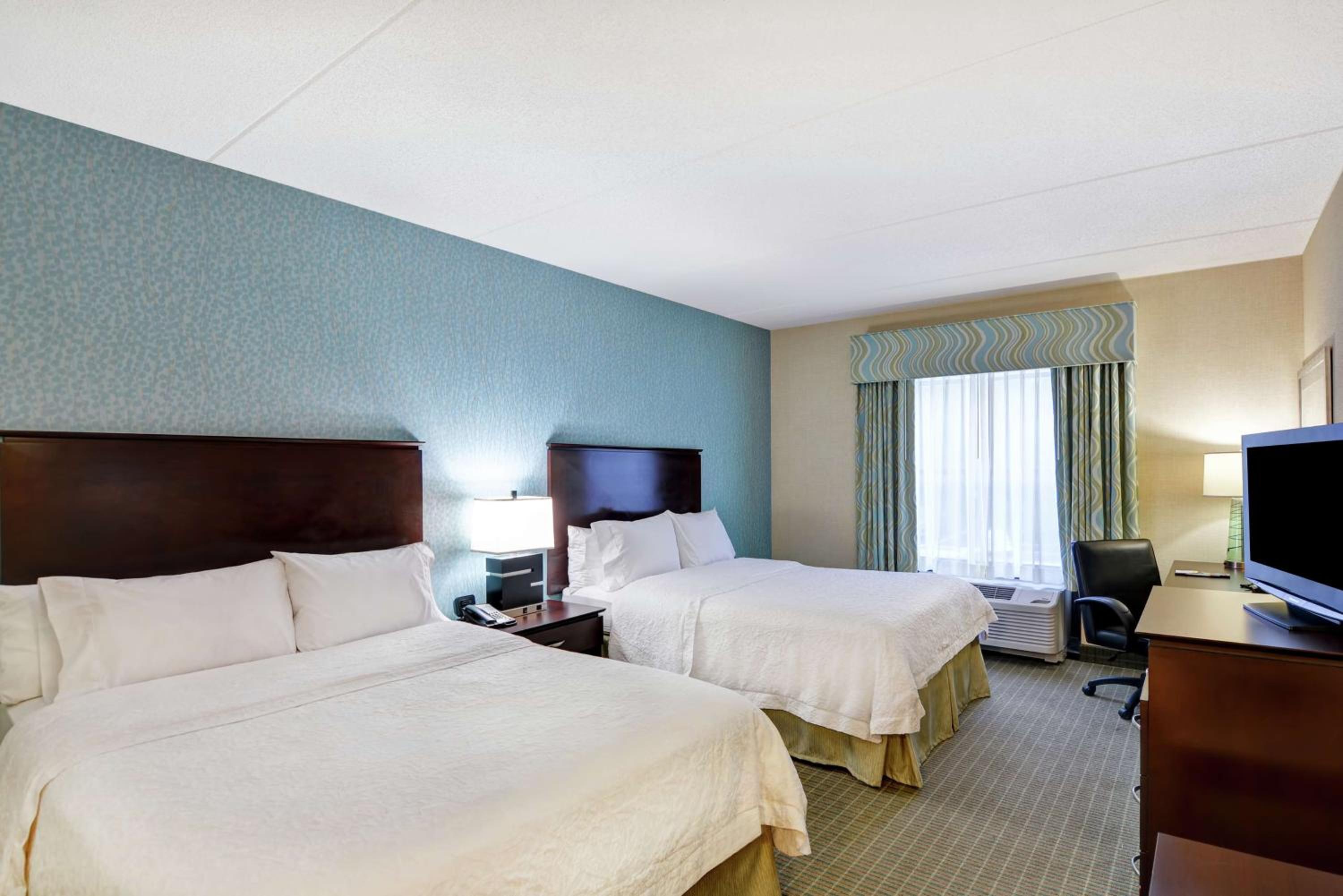 Queen Room with Two Queen Beds - Non-Smoking - Photo 3