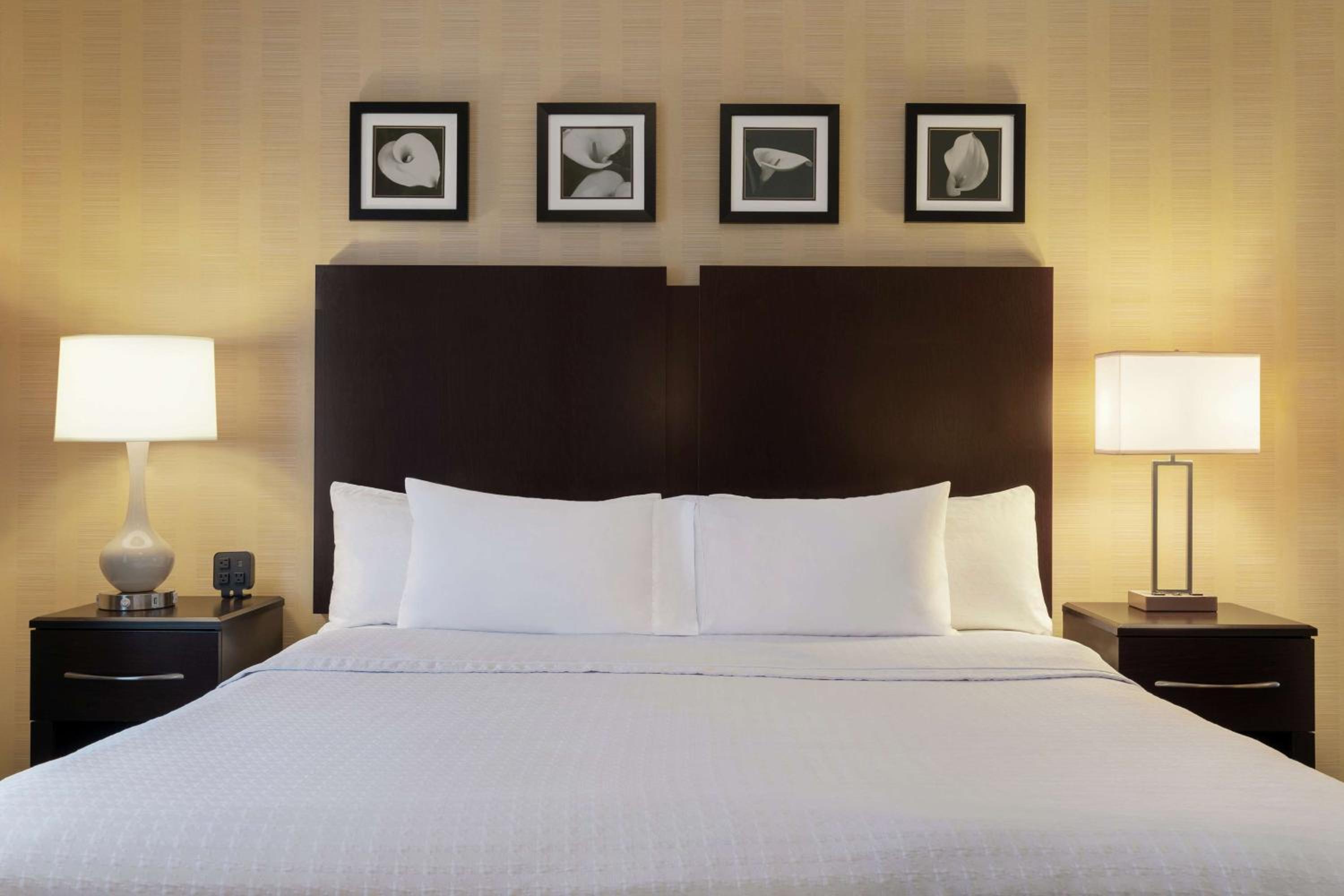 One-Bedroom Queen Suite with Two Queen Beds - Non-Smoking - Photo 3