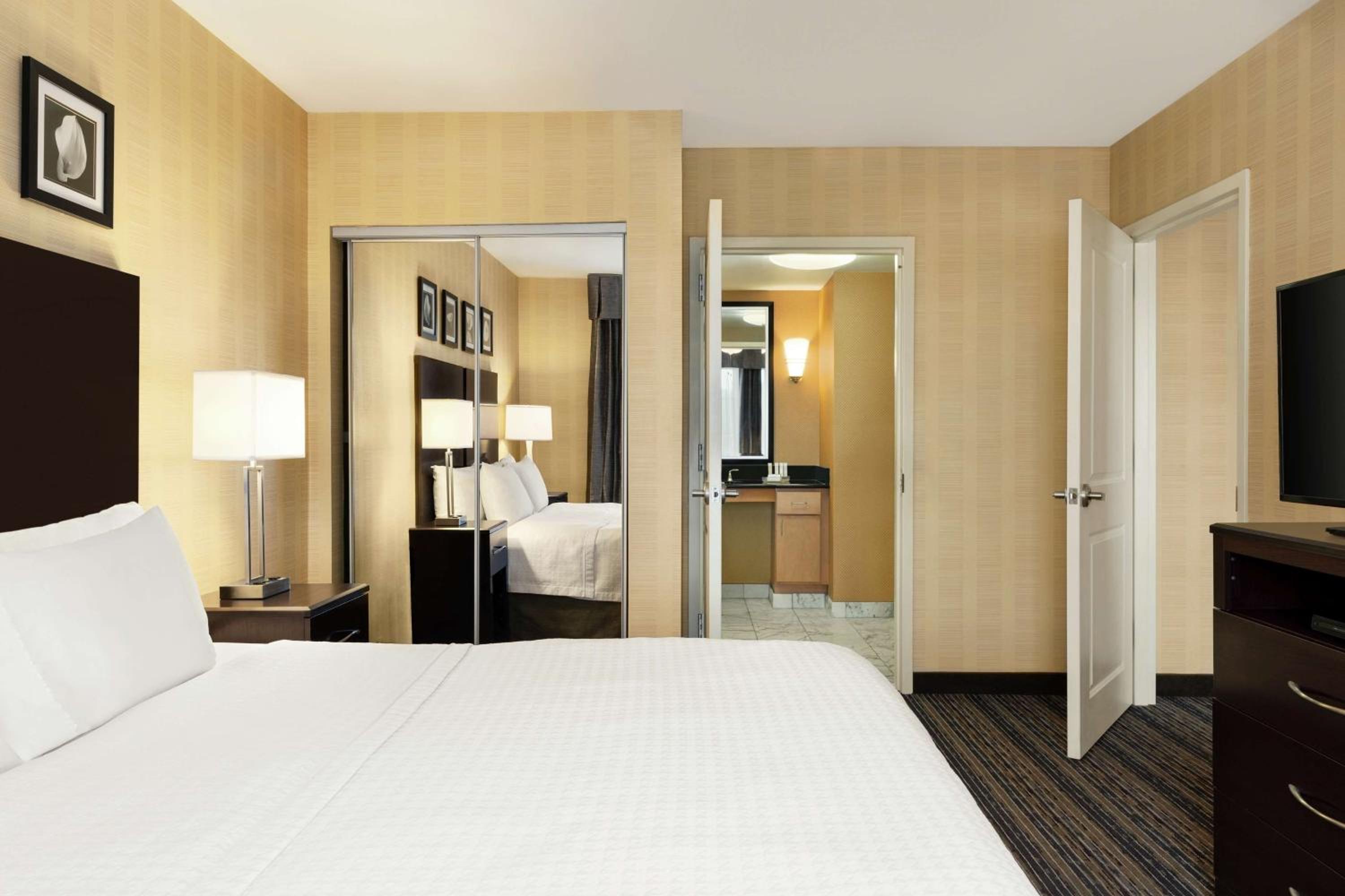 King Suite with Accessible Tub - Mobility and Hearing Access/Non-Smoking - Photo 2