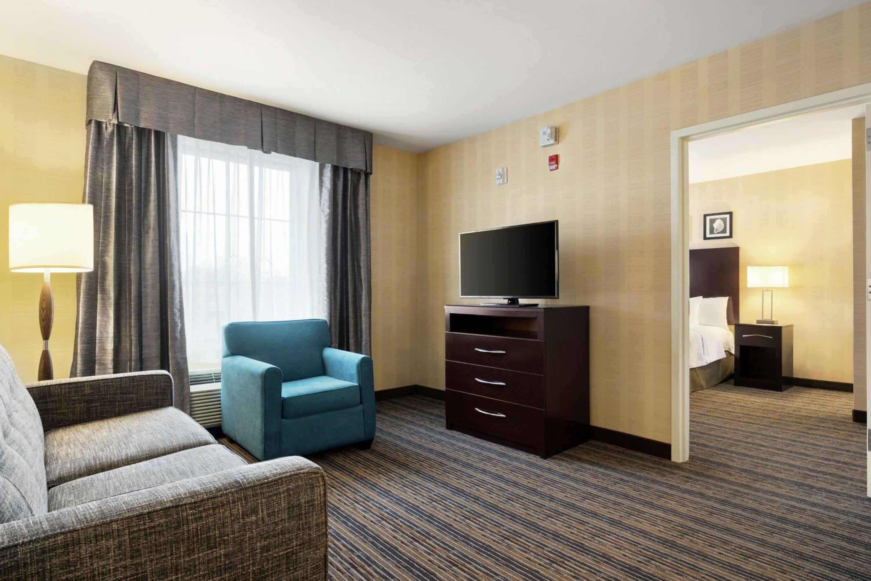 King Suite with Accessible Tub - Mobility and Hearing Access/Non-Smoking - Photo 3