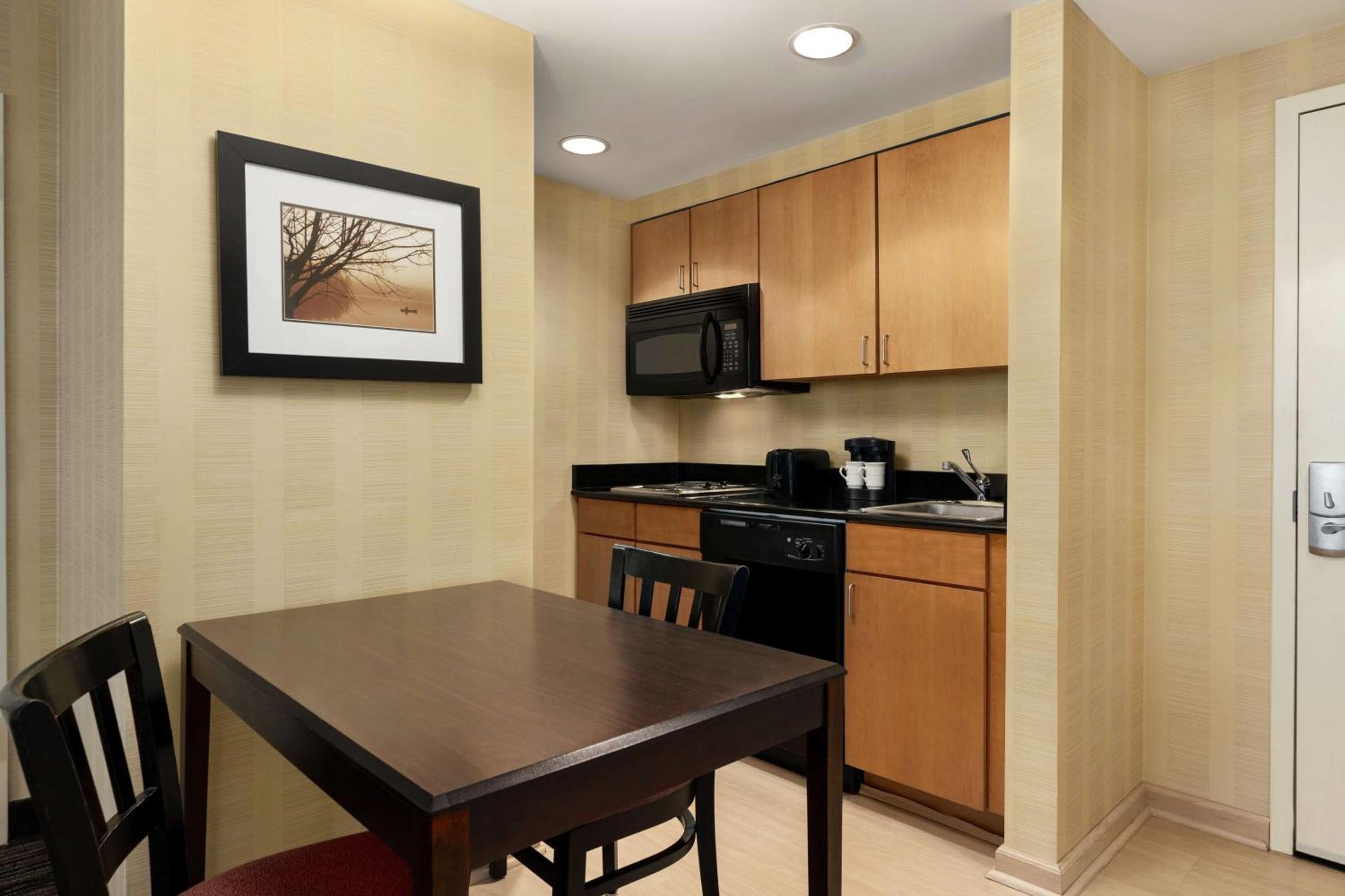One-Bedroom Queen Suite with Two Queen Beds - Non-Smoking - Photo 2