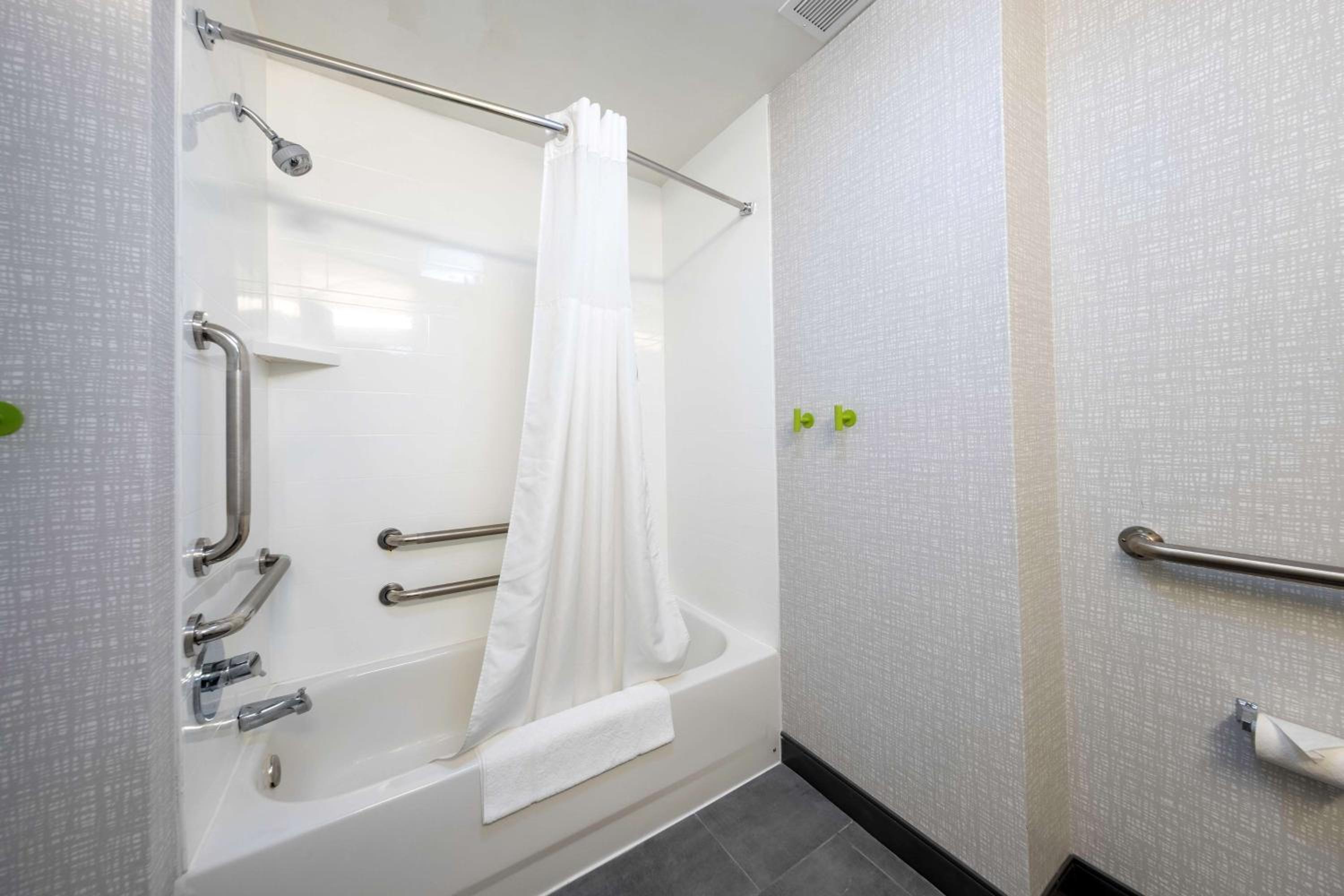 Queen Room with Mobility Accessible Tub - Non-Smoking - Photo 7