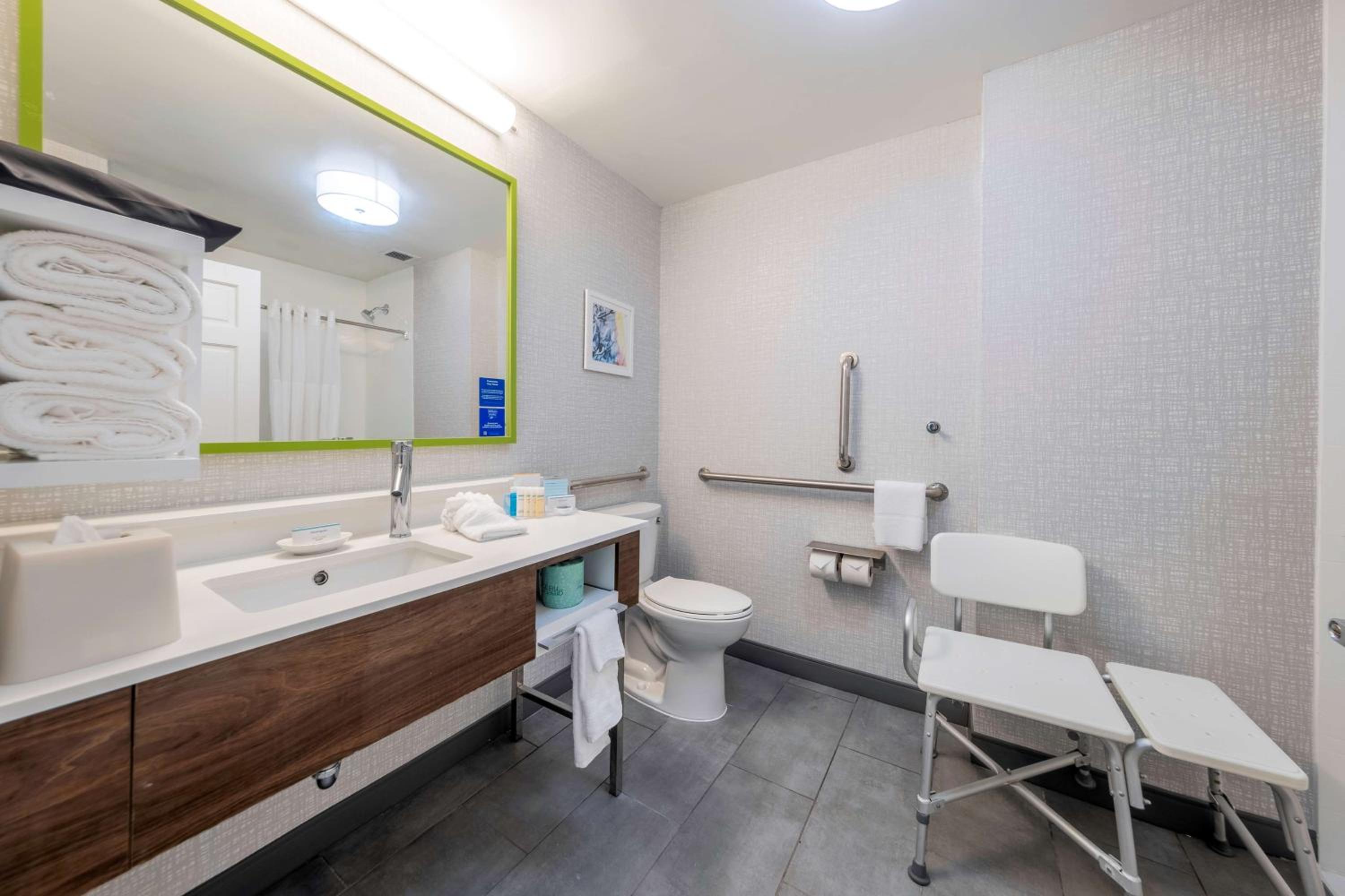 Queen Room with Mobility Accessible Tub - Non-Smoking - Photo 8