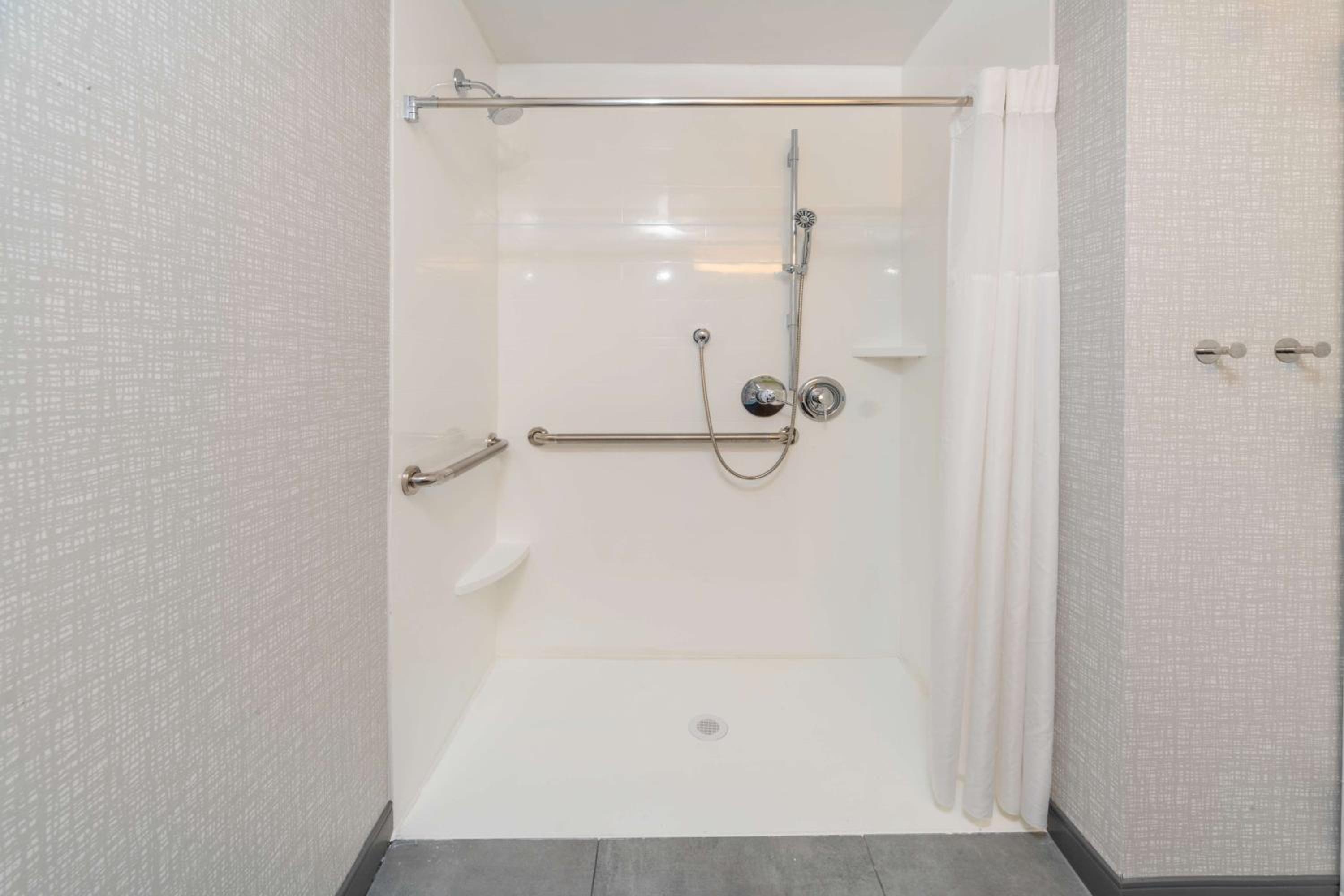 Queen Room with Mobility Accessible Tub - Non-Smoking - Photo 5