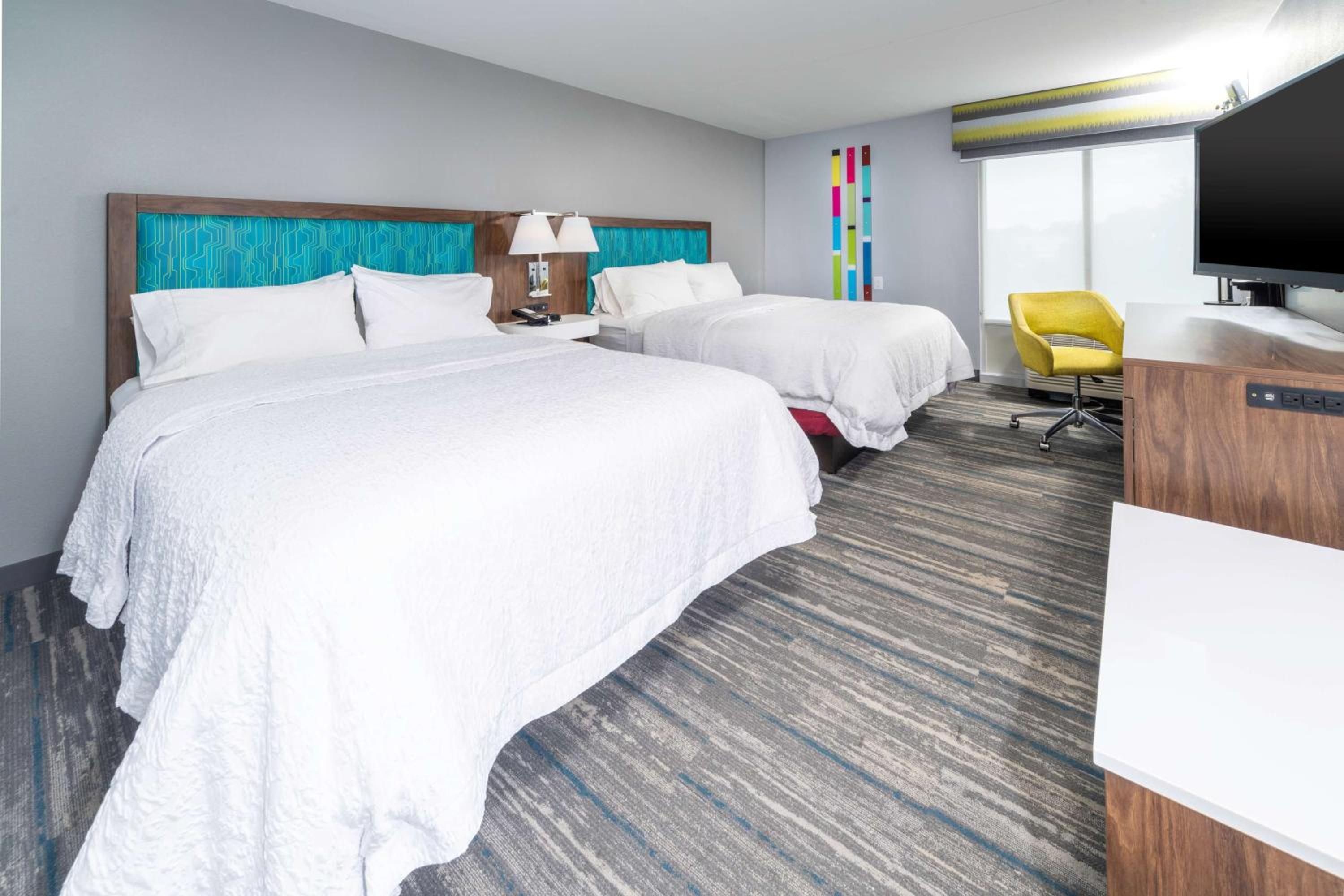Queen Room with Two Queen Beds - Non-Smoking - Photo 4