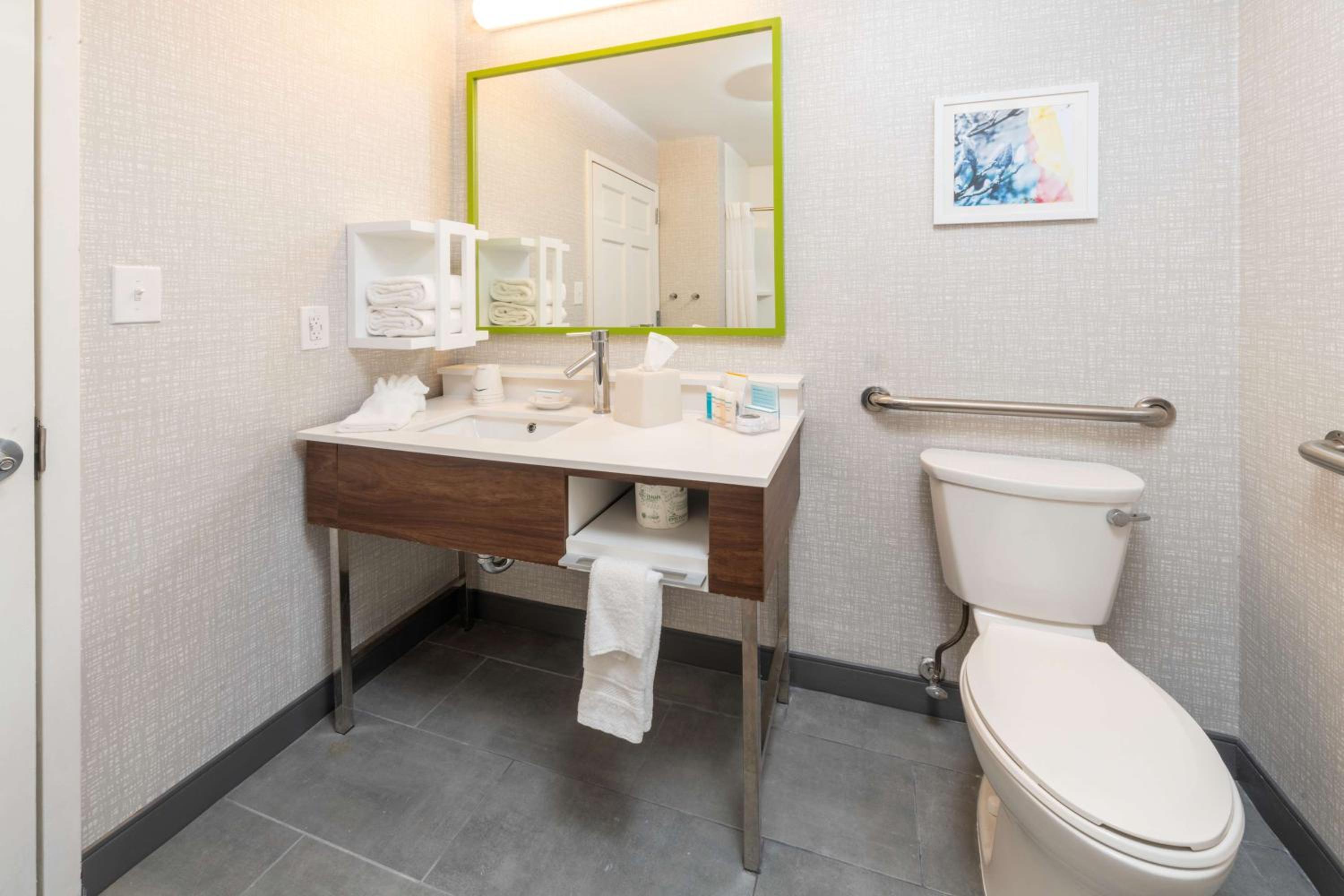 Queen Room with Mobility Accessible Tub - Non-Smoking - Photo 6