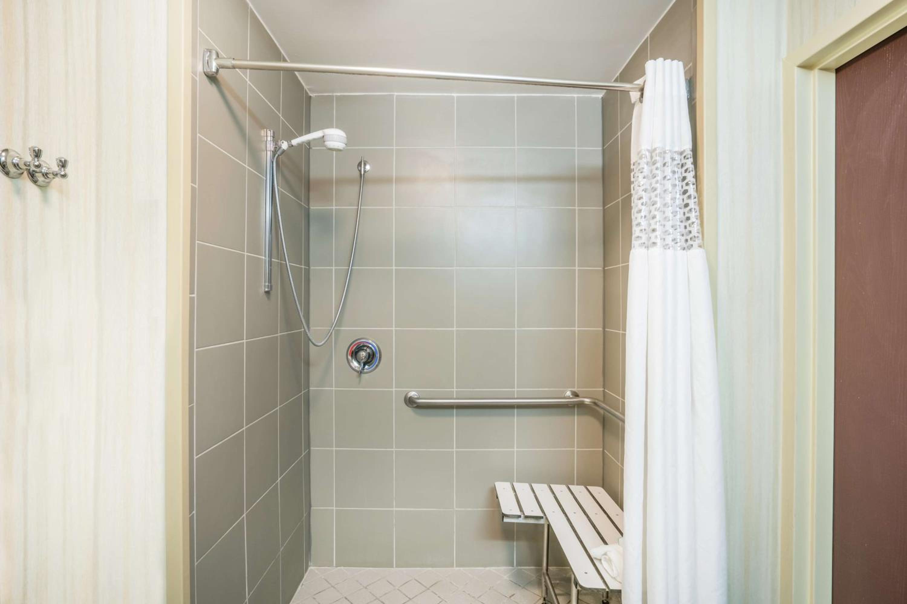 King Room With Roll-In Shower - Mobility And Hearing Access/Non-Smoking - Photo 2