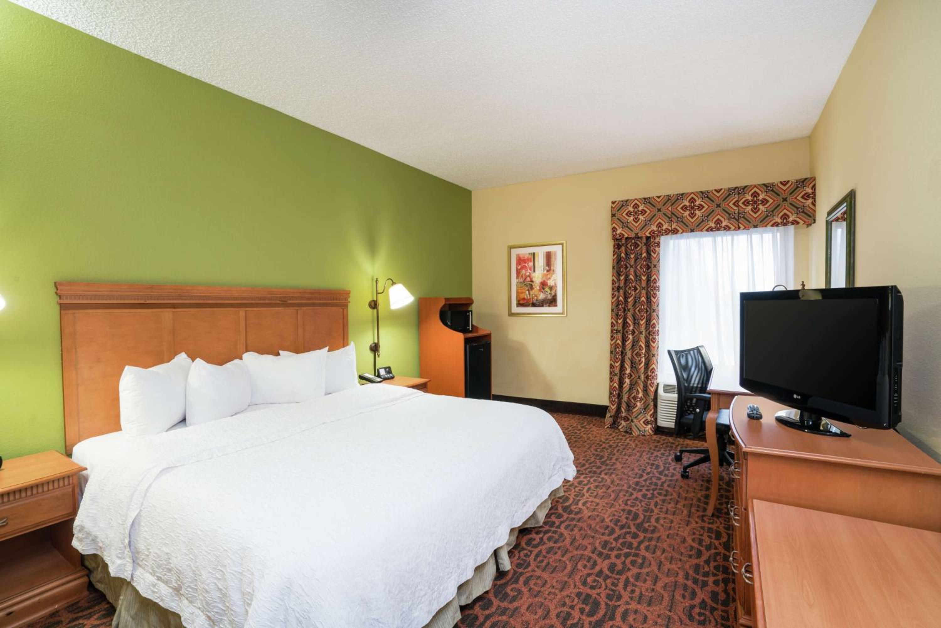 King Room With Roll-In Shower - Mobility And Hearing Access/Non-Smoking - Photo 1