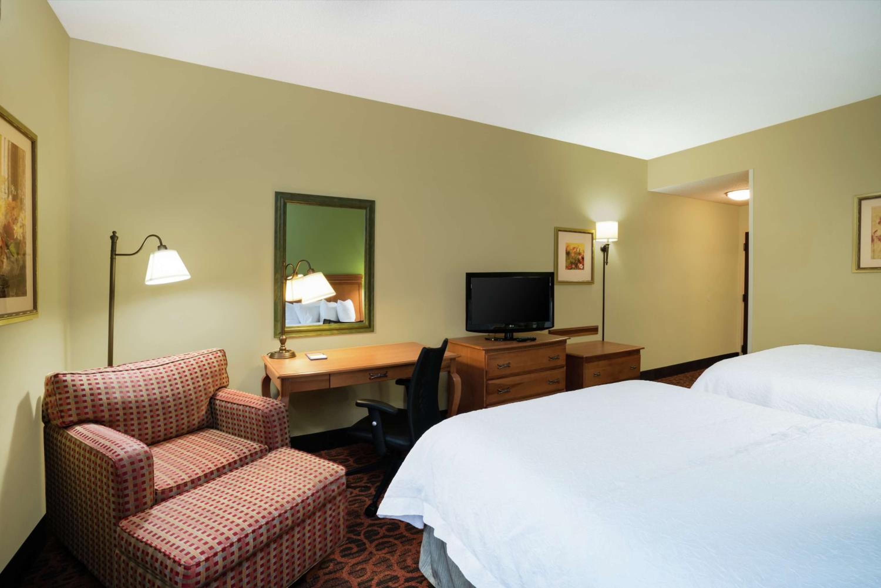 Queen Room With Two Queen Beds - Non-Smoking - Photo 2