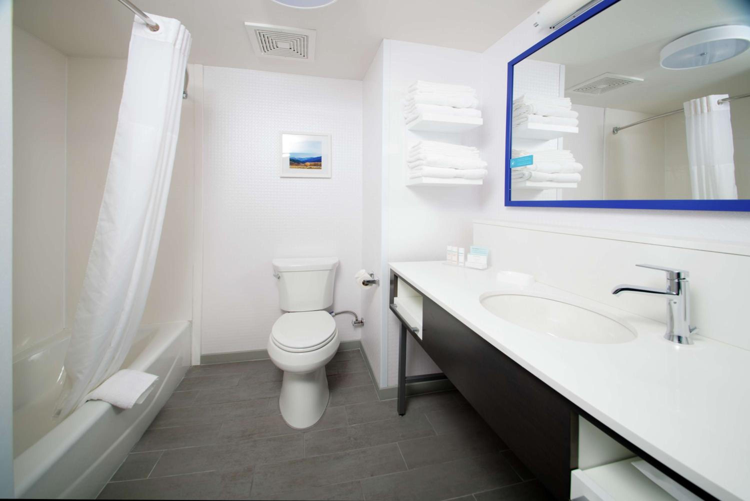 Queen Room with Two Queen Beds - Non-Smoking - Photo 4