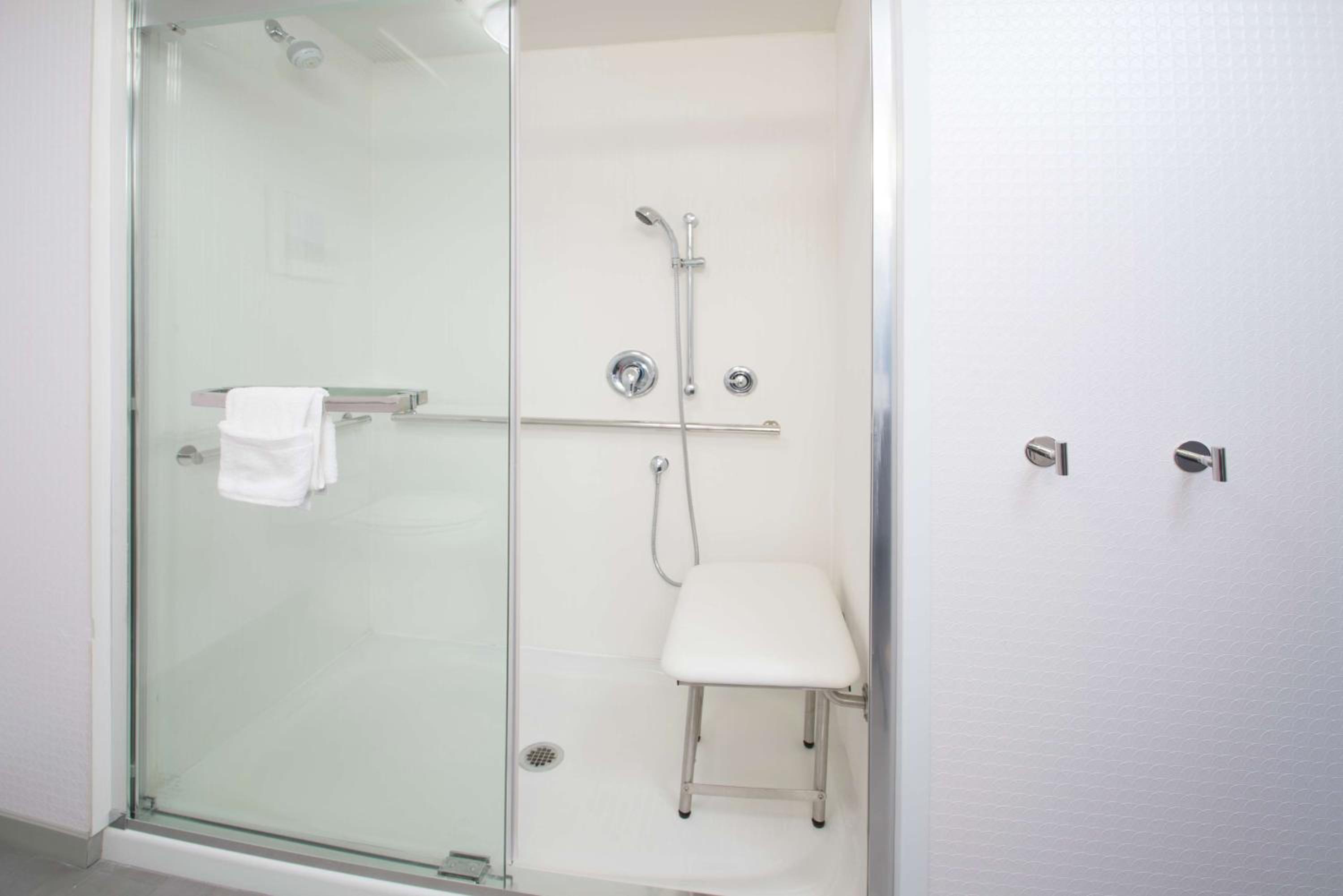 King Room Mobility and Hearing Access/Non-Smoking - Photo 2