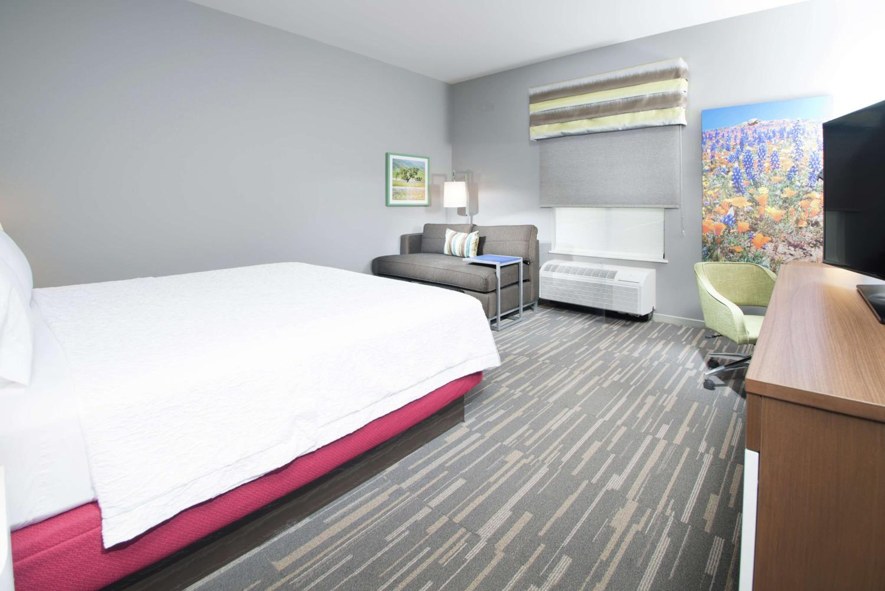 King Room - Non-Smoking - Photo 3