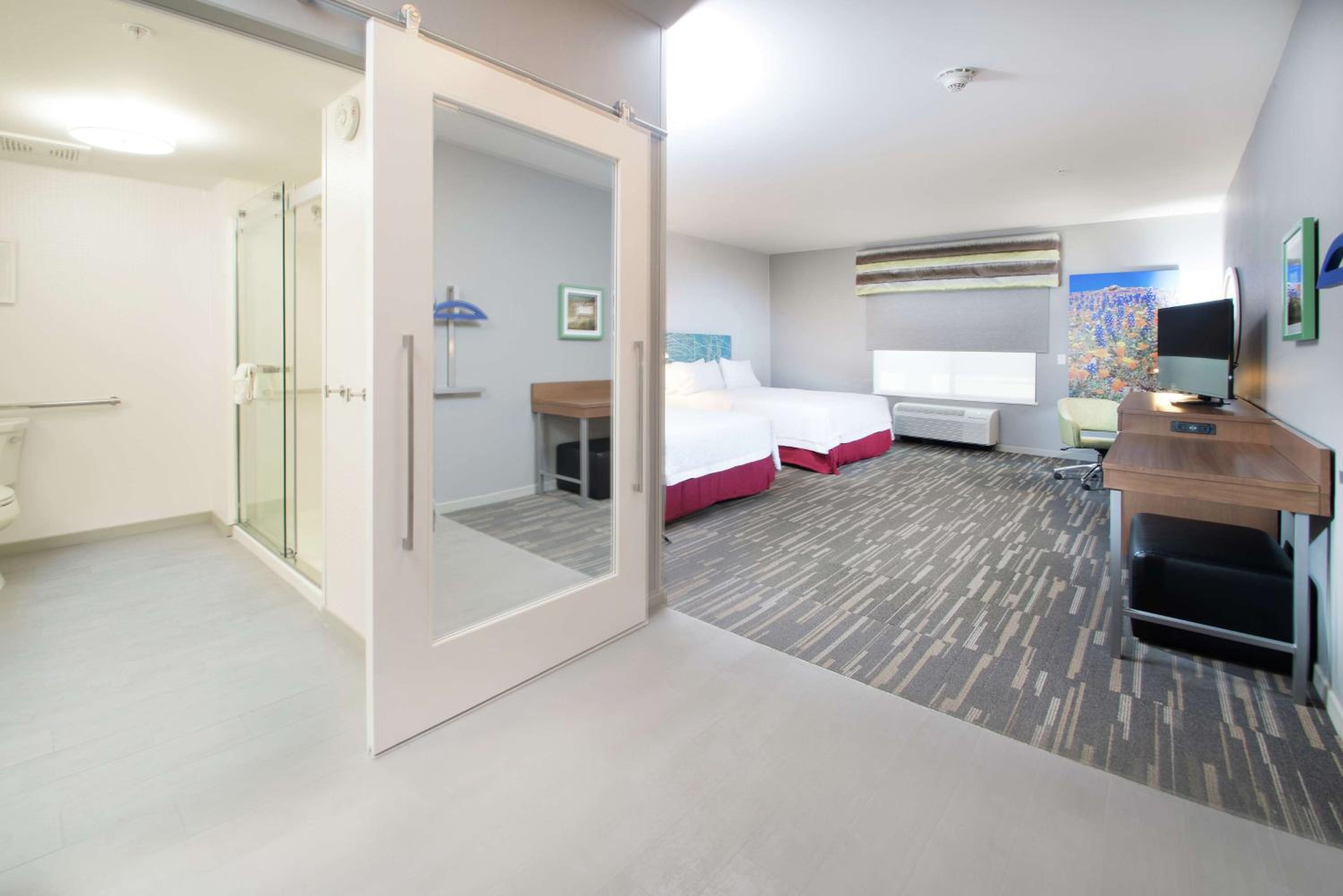 Queen Room with Two Queen Beds - Mobility and Hearing Access/Non-Smoking - Photo 6