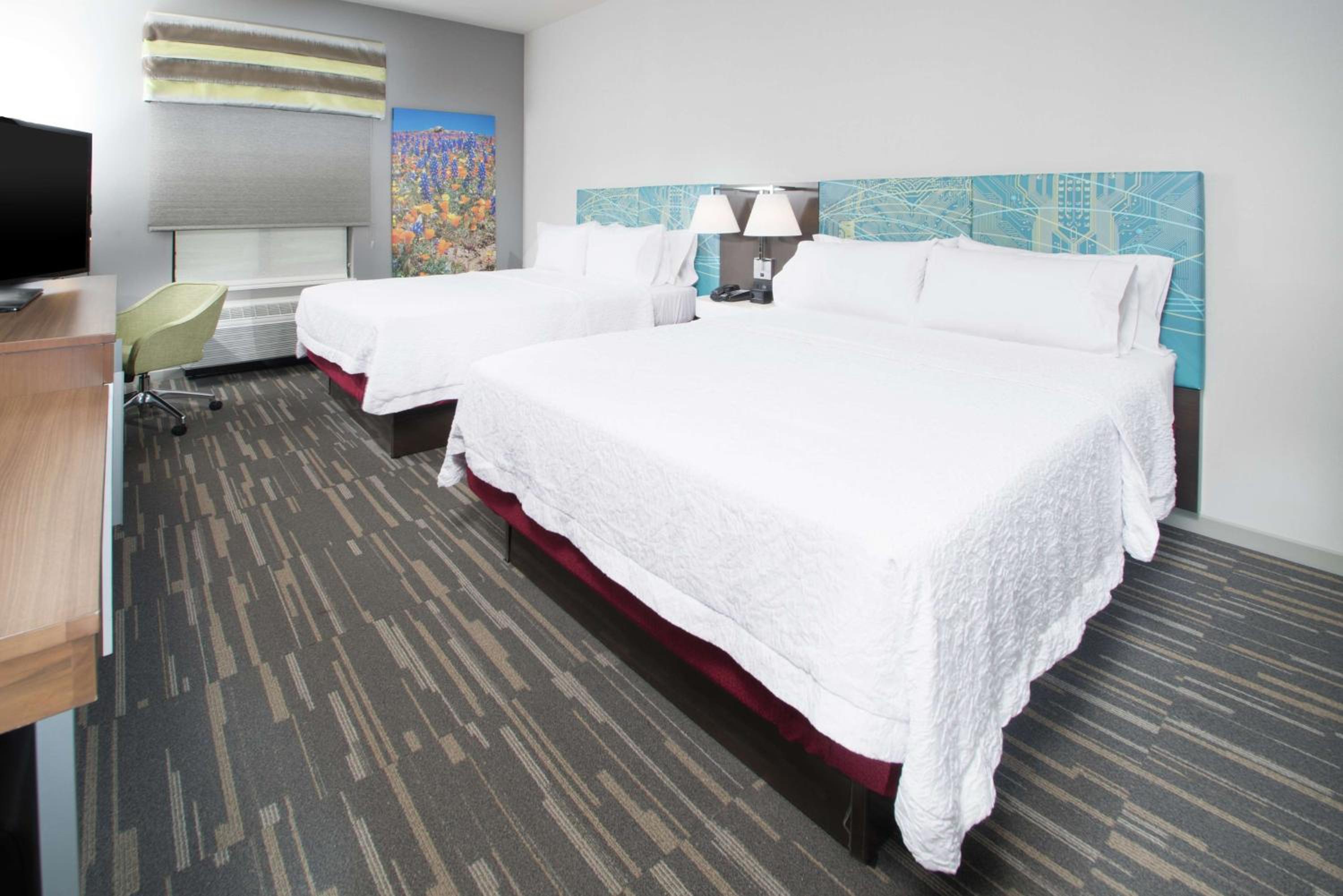 Queen Room with Two Queen Beds - Non-Smoking - Photo 2