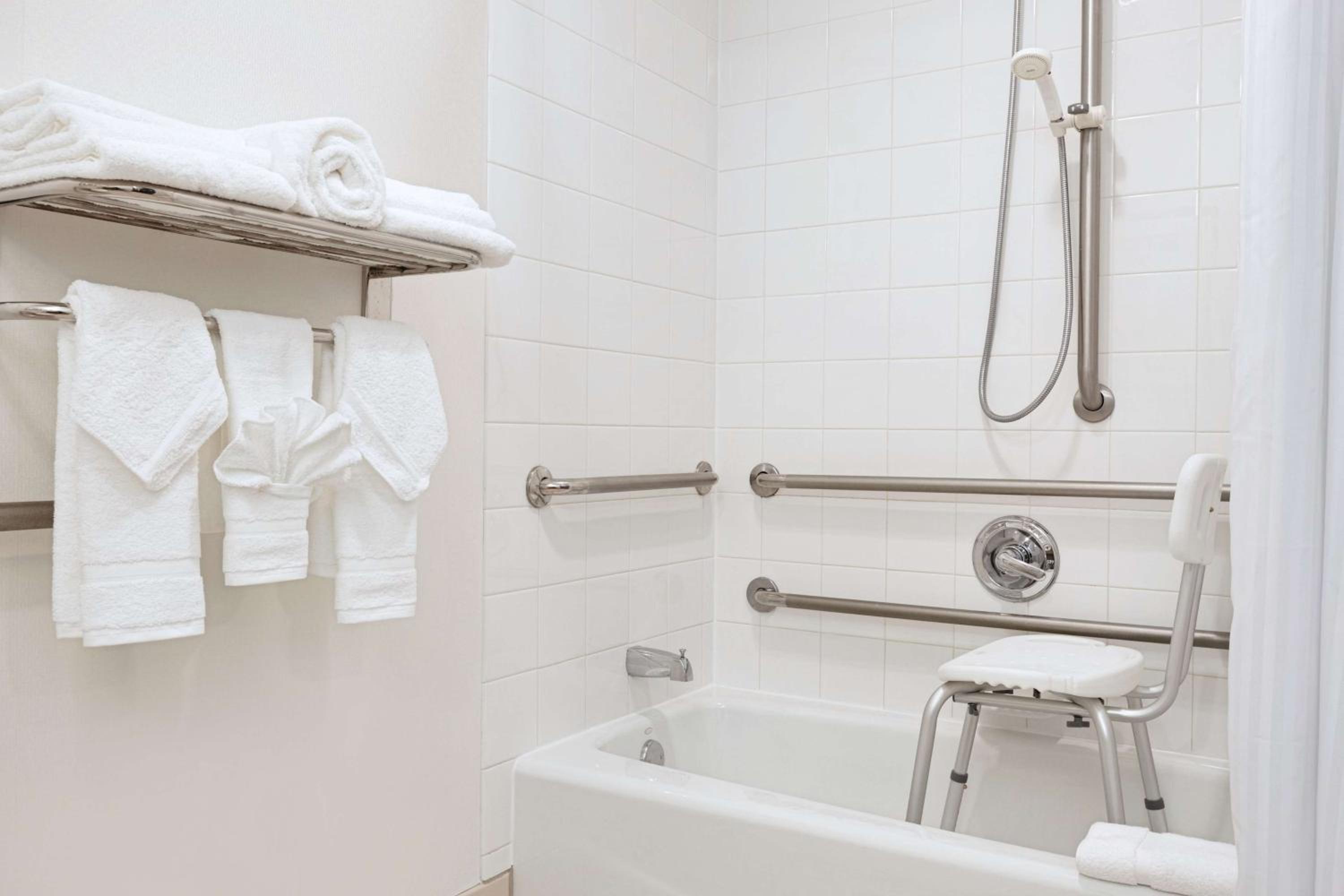 King Room with Accessible Tub - Mobility Access - Photo 5