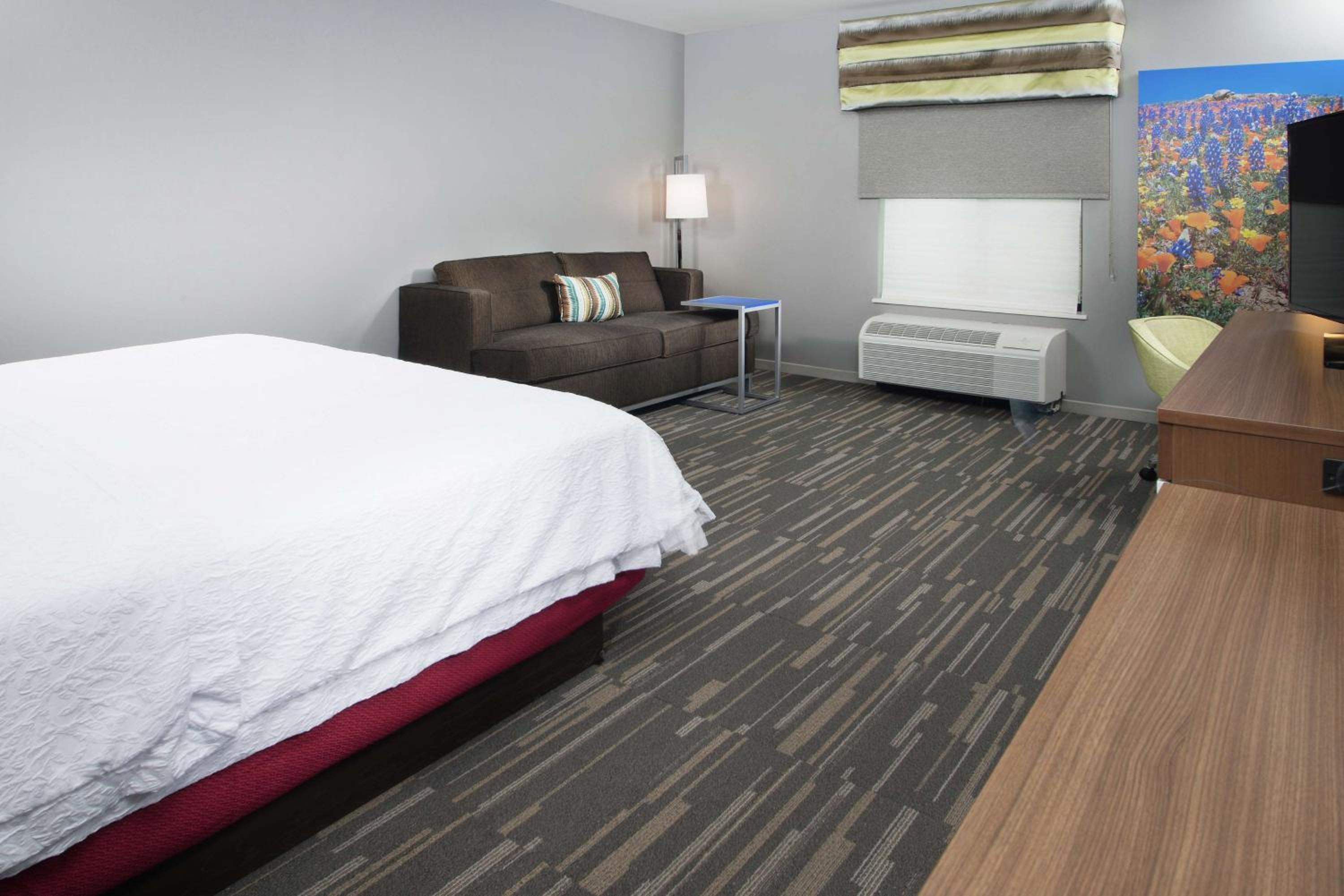 King Room with Sofa Bed- Non-Smoking - Photo 4