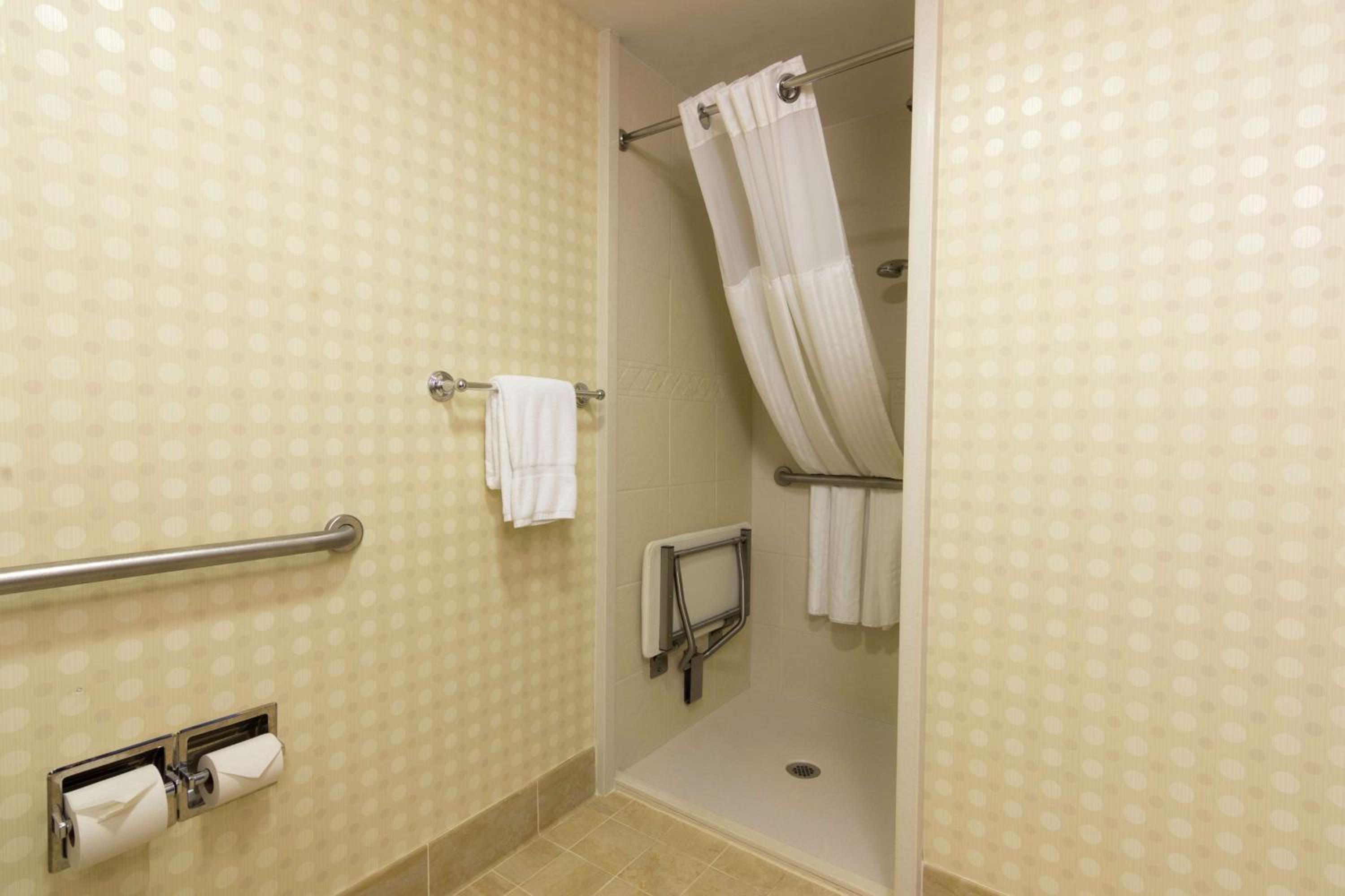 King Room - Mobility and Hearing Access - Photo 2