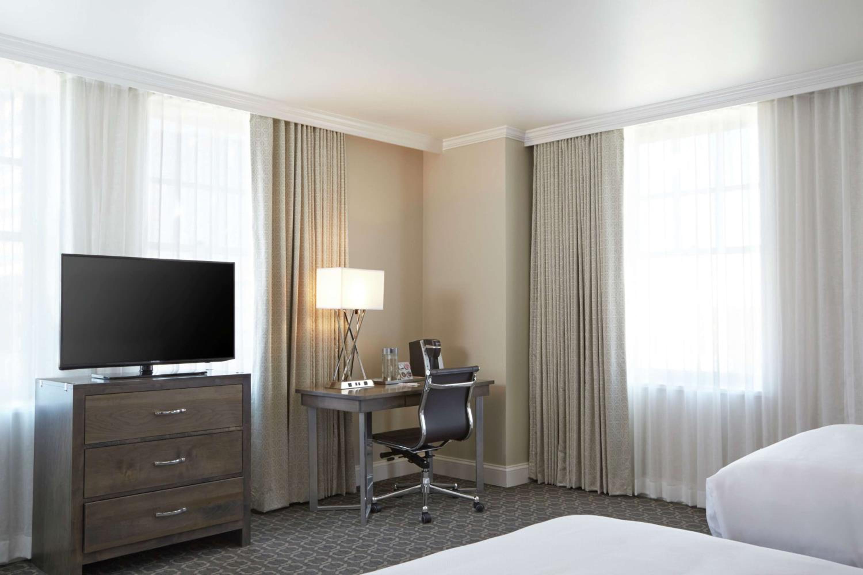 Corner Room with Two Double Beds - Photo 3