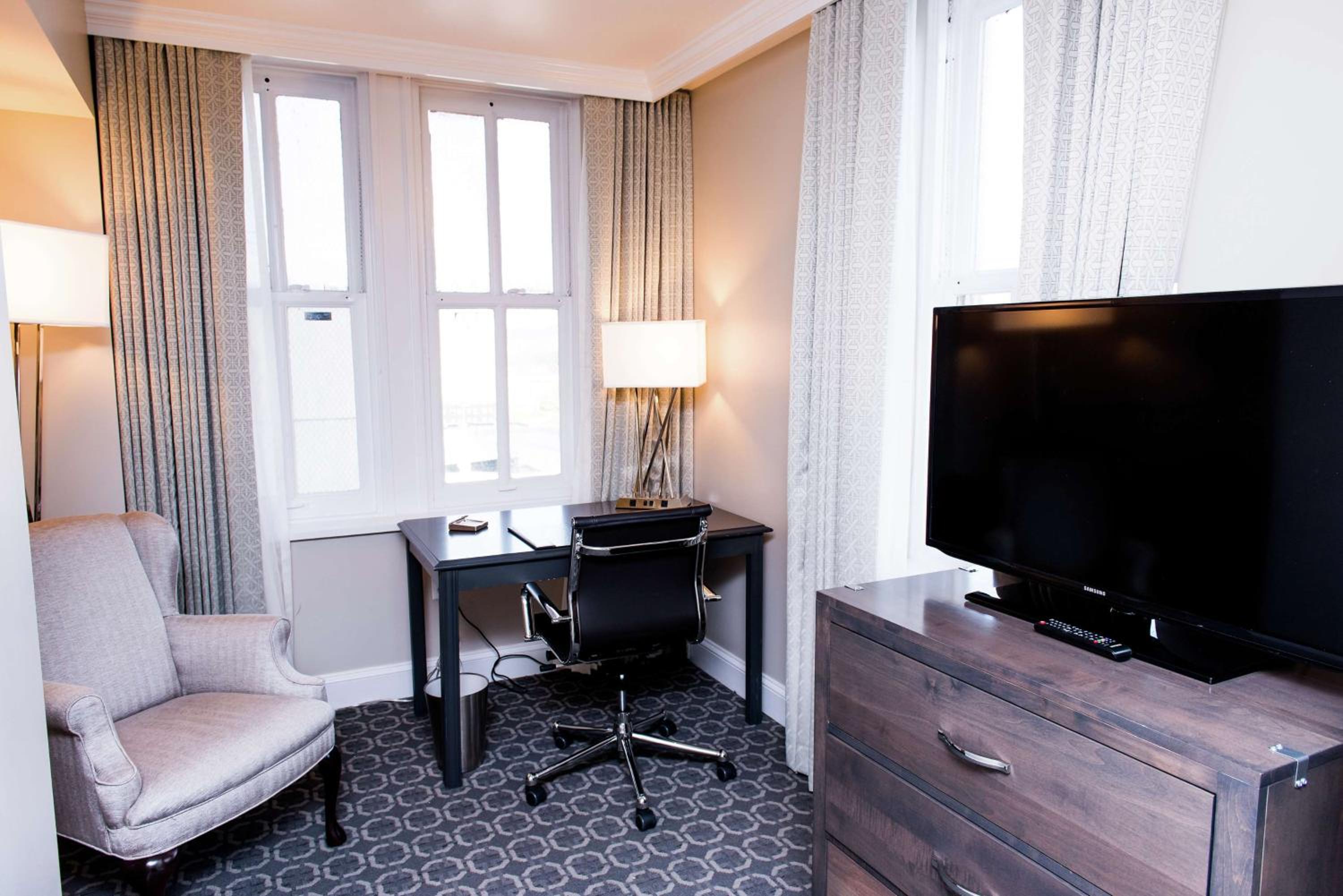 One-Bedroom King Suite - Photo 4