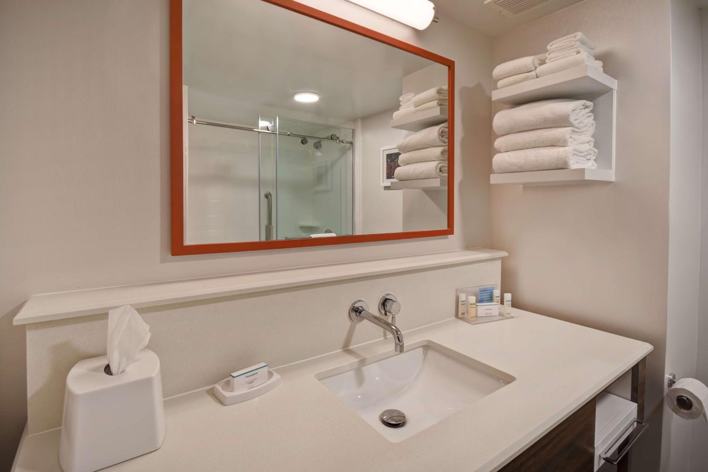 King Room - Non-Smoking - Photo 9