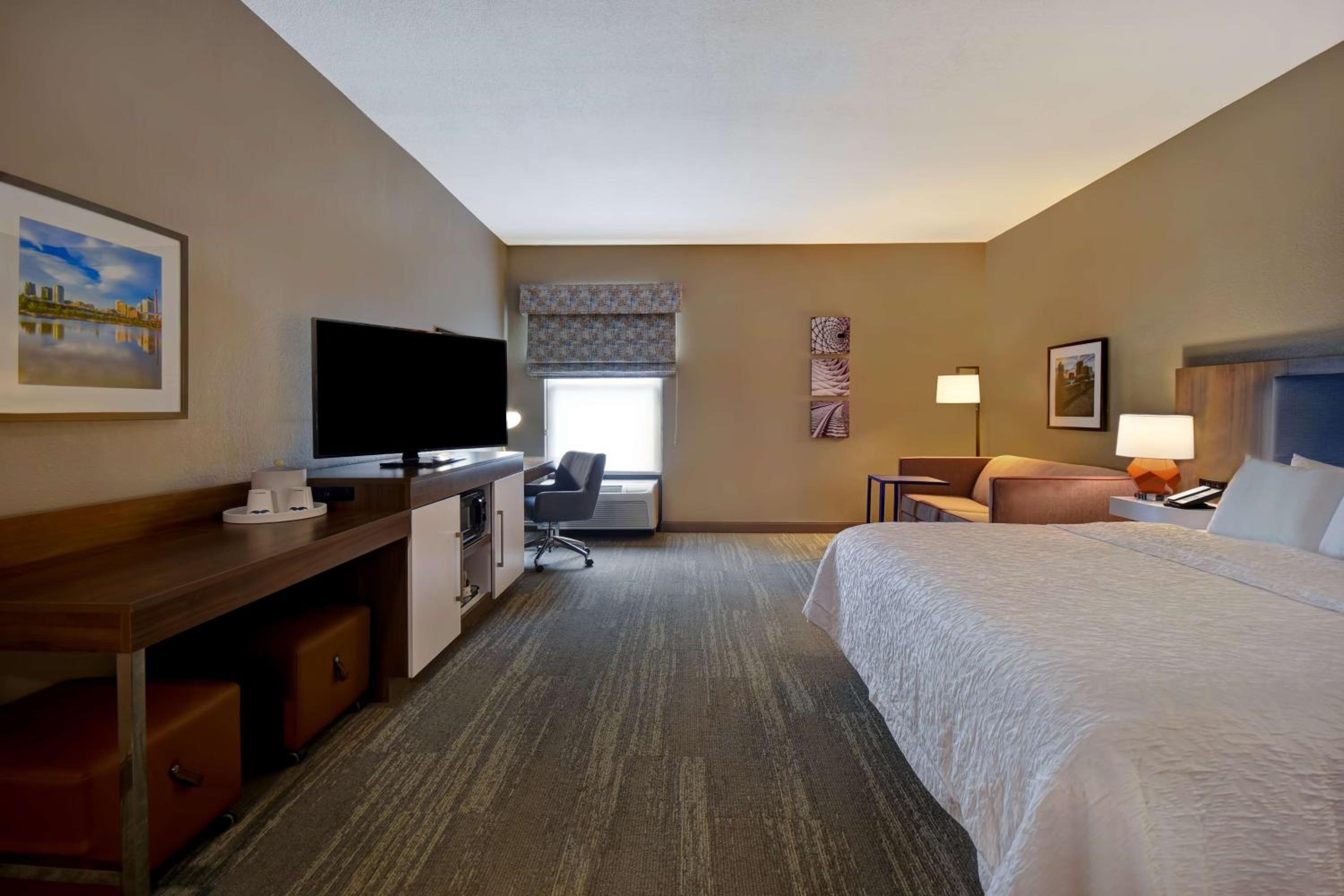 King Room - Non-Smoking - Photo 2