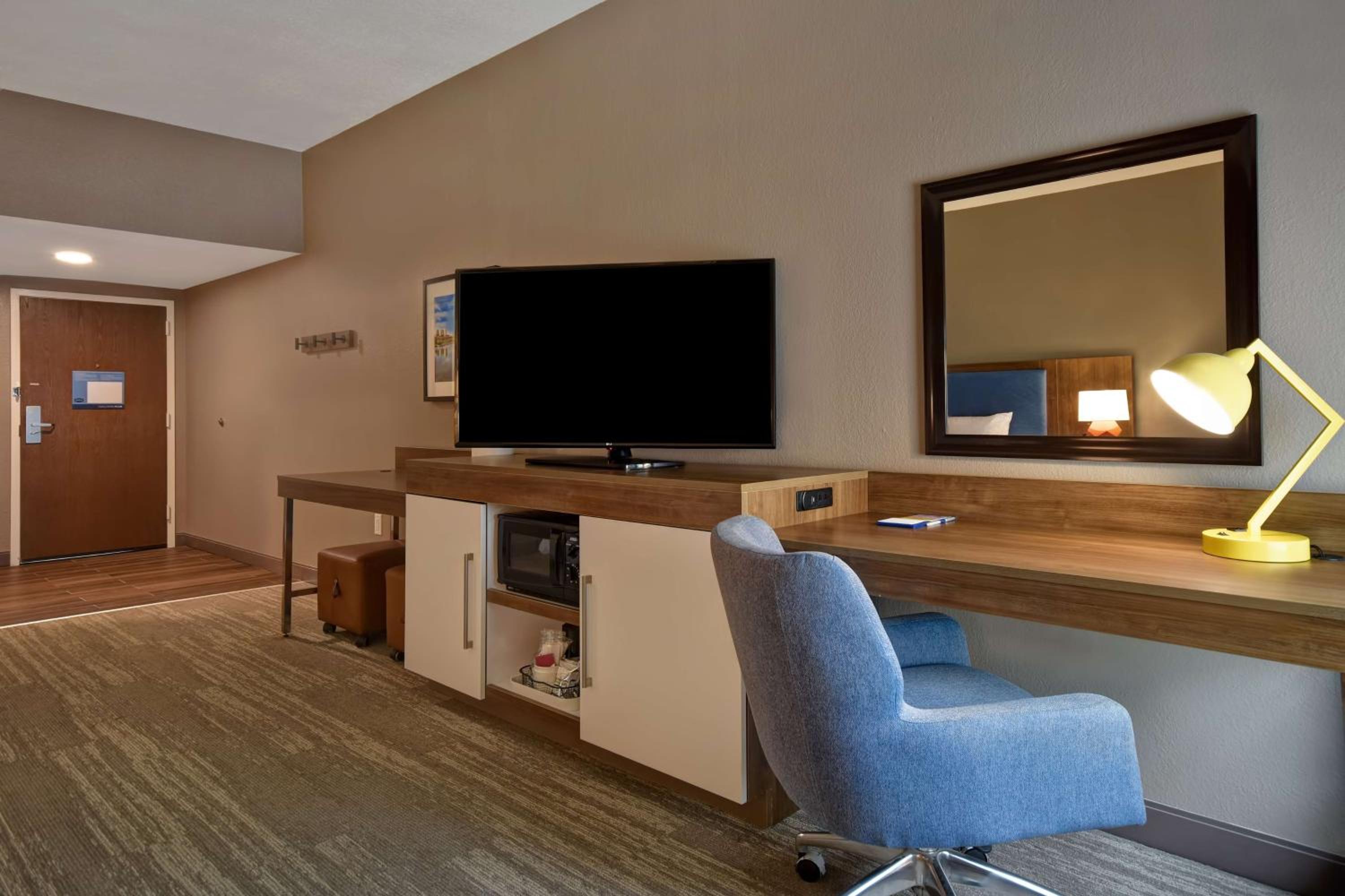 King Room - Non-Smoking - Photo 4
