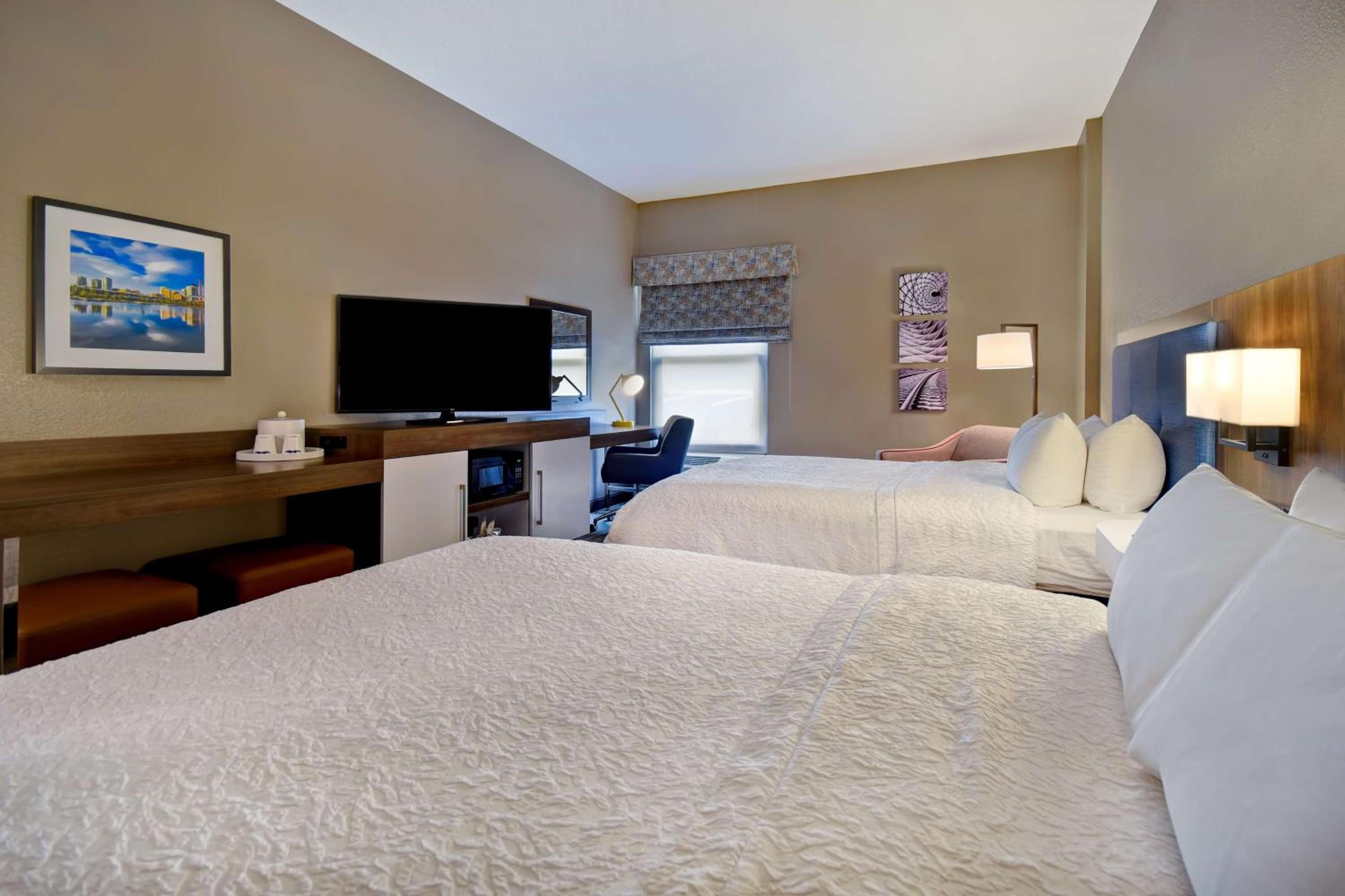Room with Two Queen Beds - Non-Smoking - Photo 9